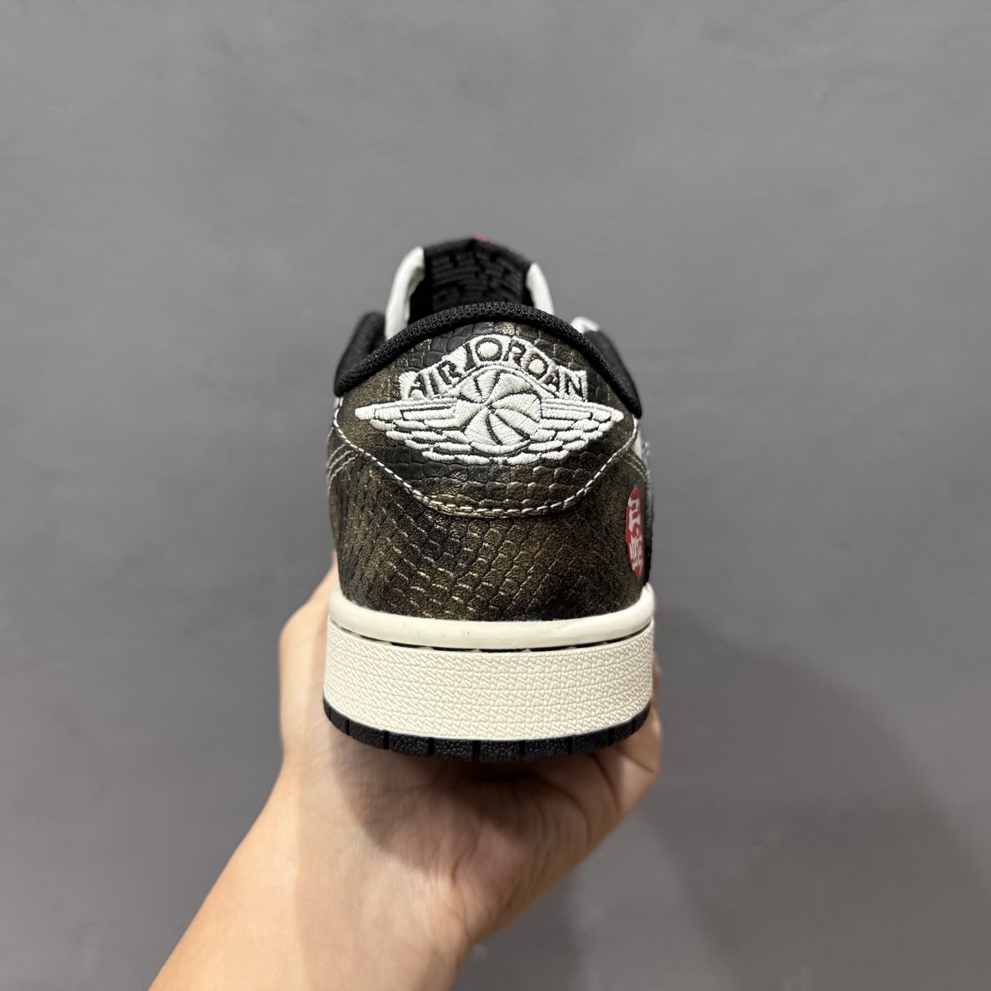 XC版 Travis Scott x Fragment Design x Air Jordan 1 Low SP AJ1 蛇年限定 亮黑蛇纹 低帮文化休闲板鞋 YX5066-309