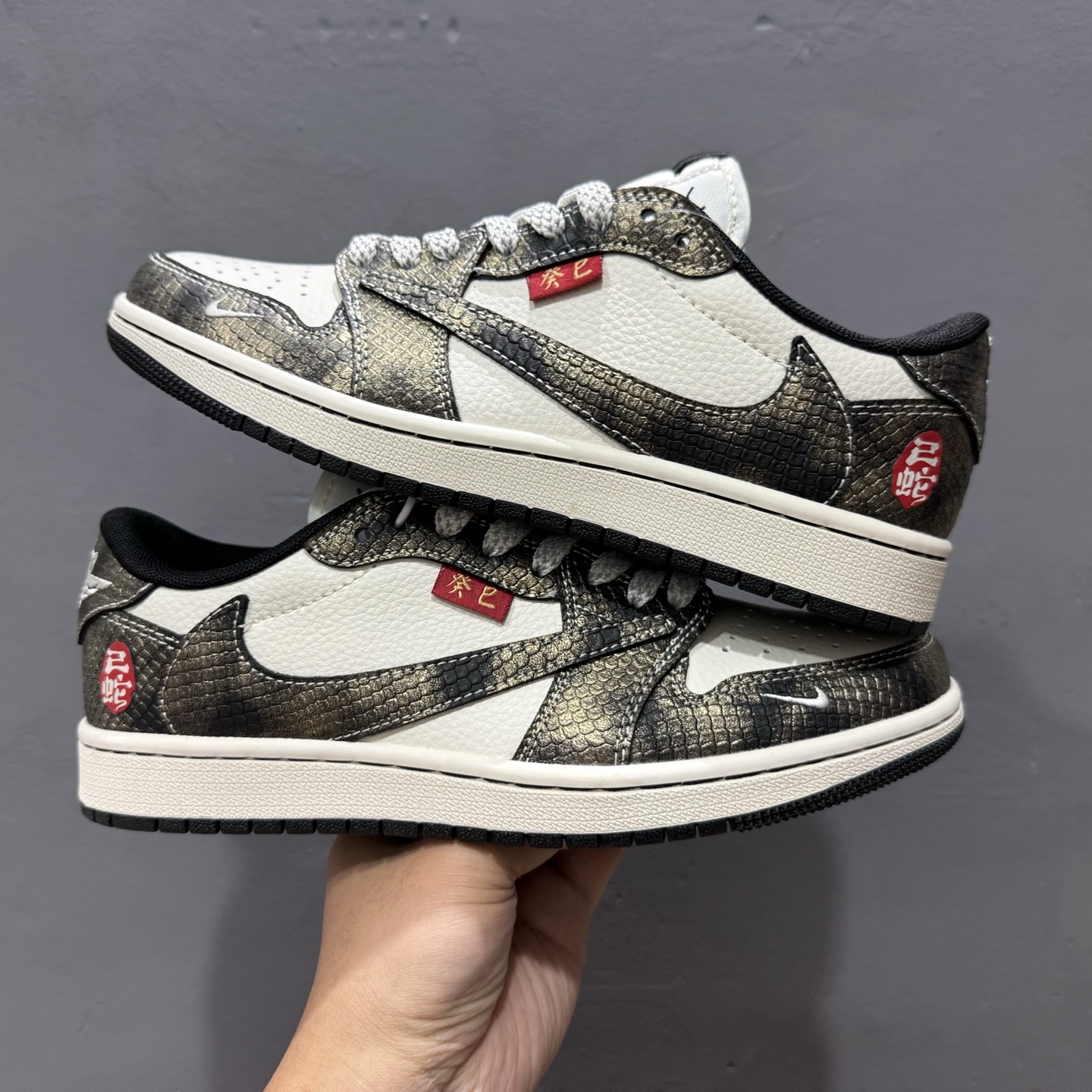 XC版 Travis Scott x Fragment Design x Air Jordan 1 Low SP AJ1 蛇年限定 亮黑蛇纹 低帮文化休闲板鞋 YX5066-309
