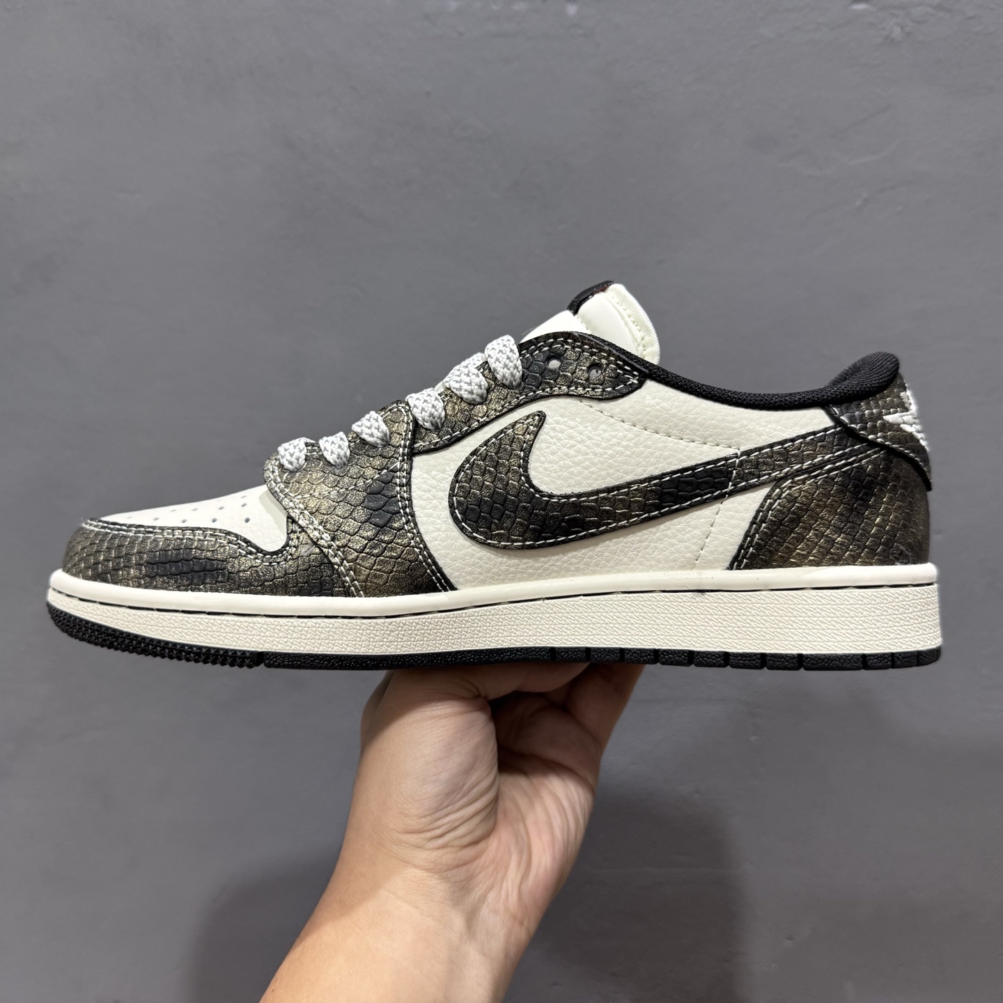 XC版 Travis Scott x Fragment Design x Air Jordan 1 Low SP AJ1 蛇年限定 亮黑蛇纹 低帮文化休闲板鞋 YX5066-309