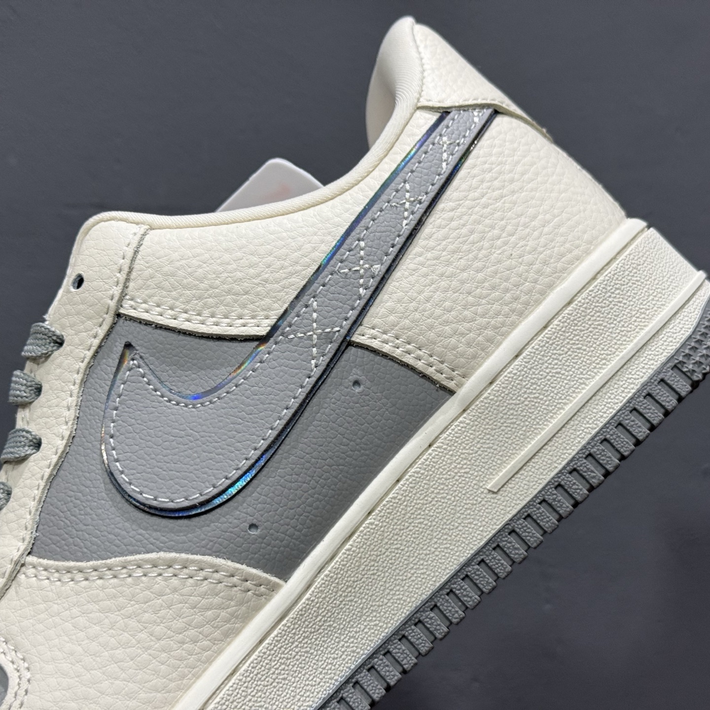 260 Nike Air Force 1'07 KAWS 联名 米白灰 KK1988-078
