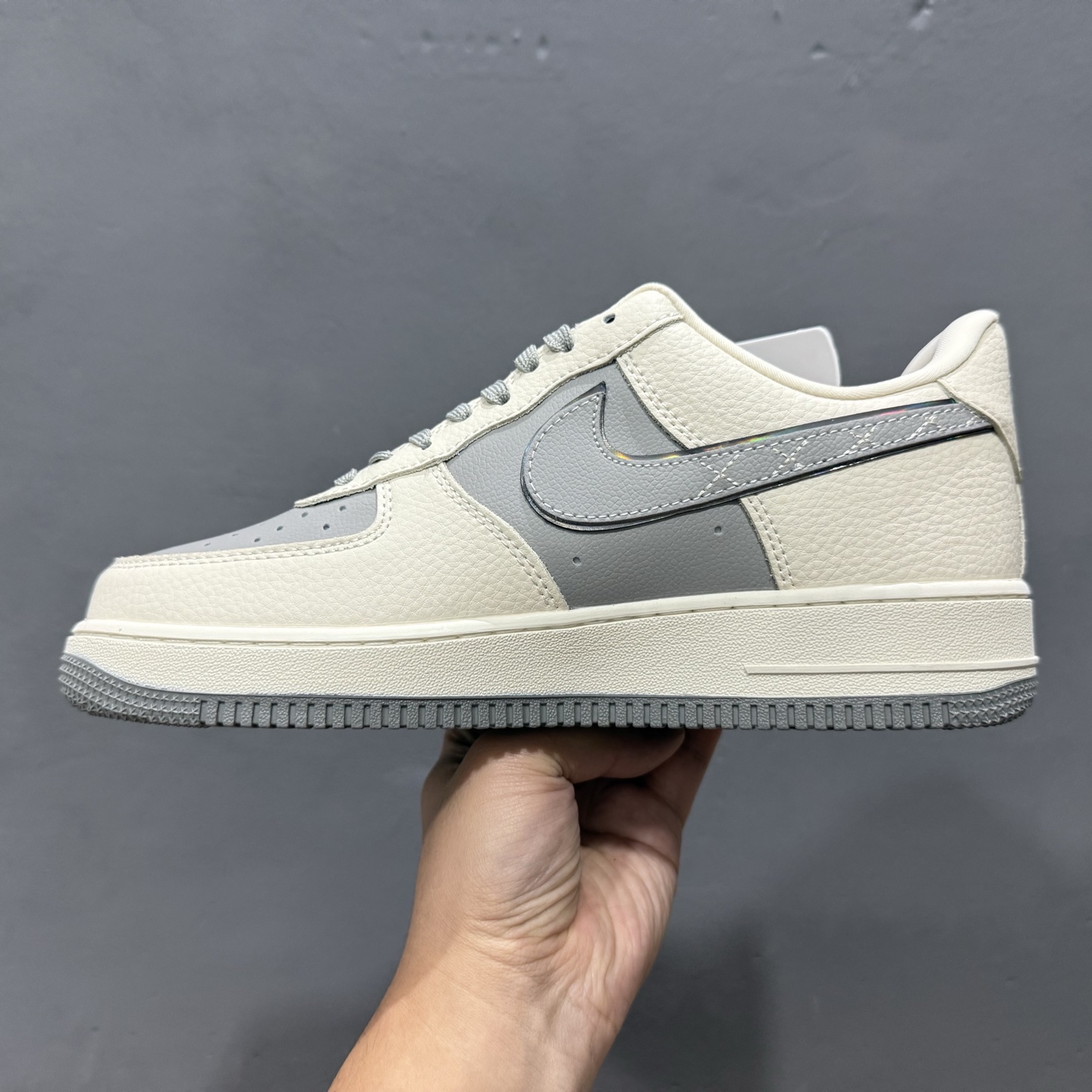 260 Nike Air Force 1'07 KAWS 联名 米白灰 KK1988-078