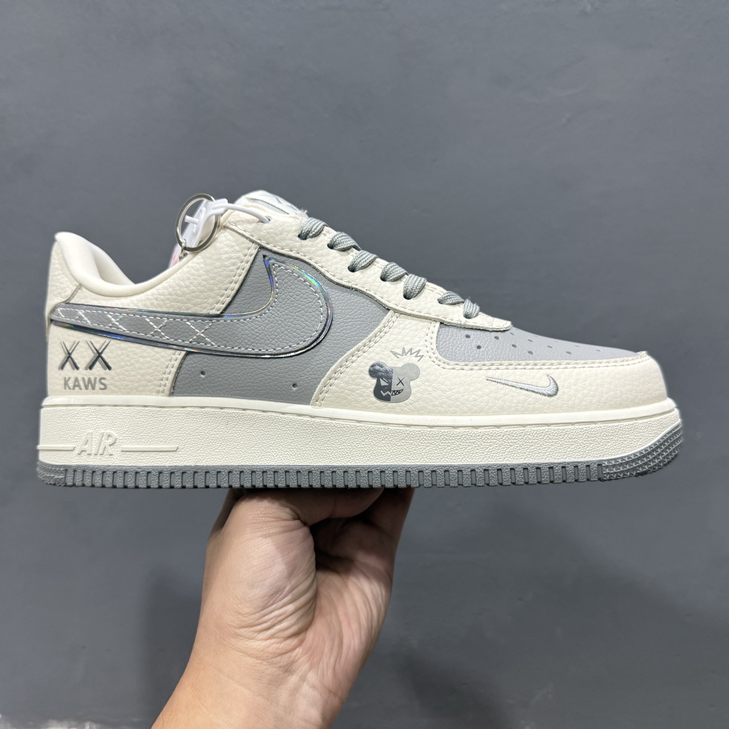 260 Nike Air Force 1'07 KAWS 联名 米白灰 KK1988-078
