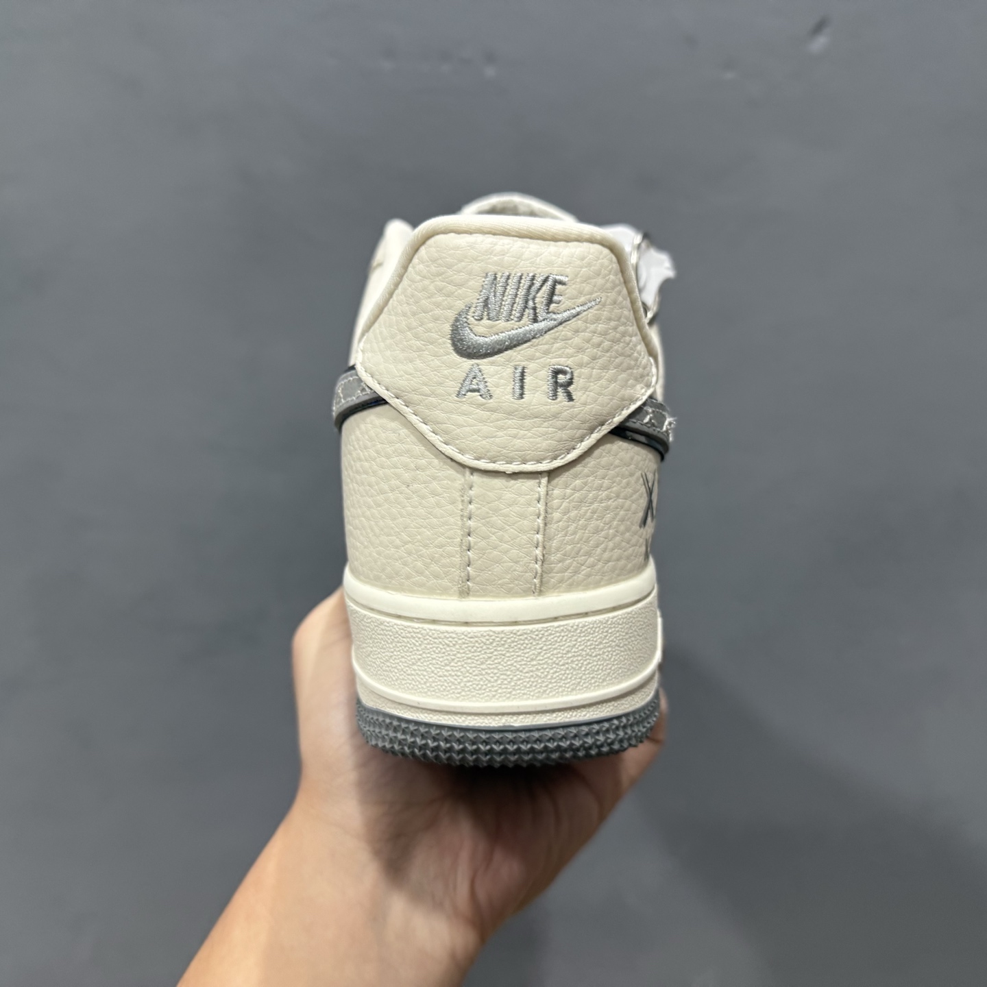 260 Nike Air Force 1'07 KAWS 联名 米白灰 KK1988-078