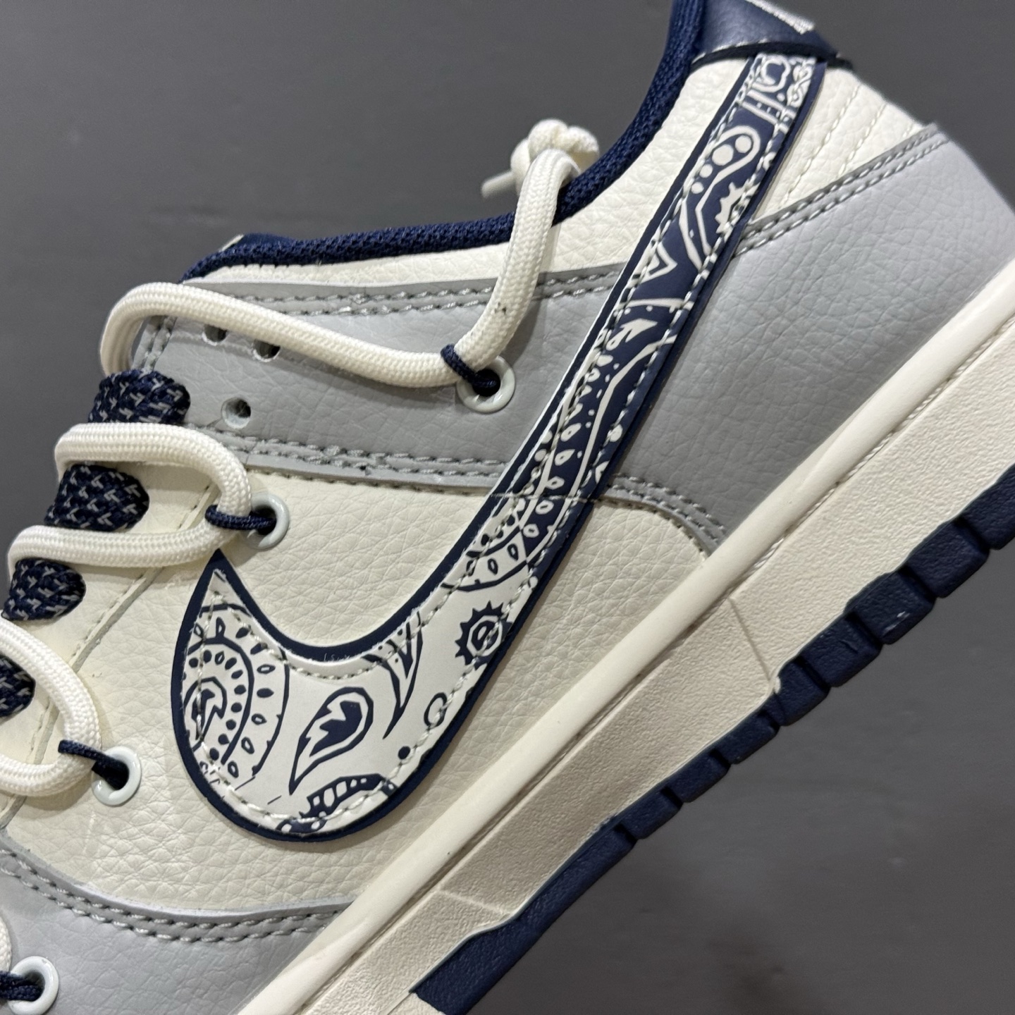 XC版 Nike SB Dunk Low LV系列 绑带涂鸦白蓝勾 周年高端定制 低帮休闲板鞋 DM6868-074