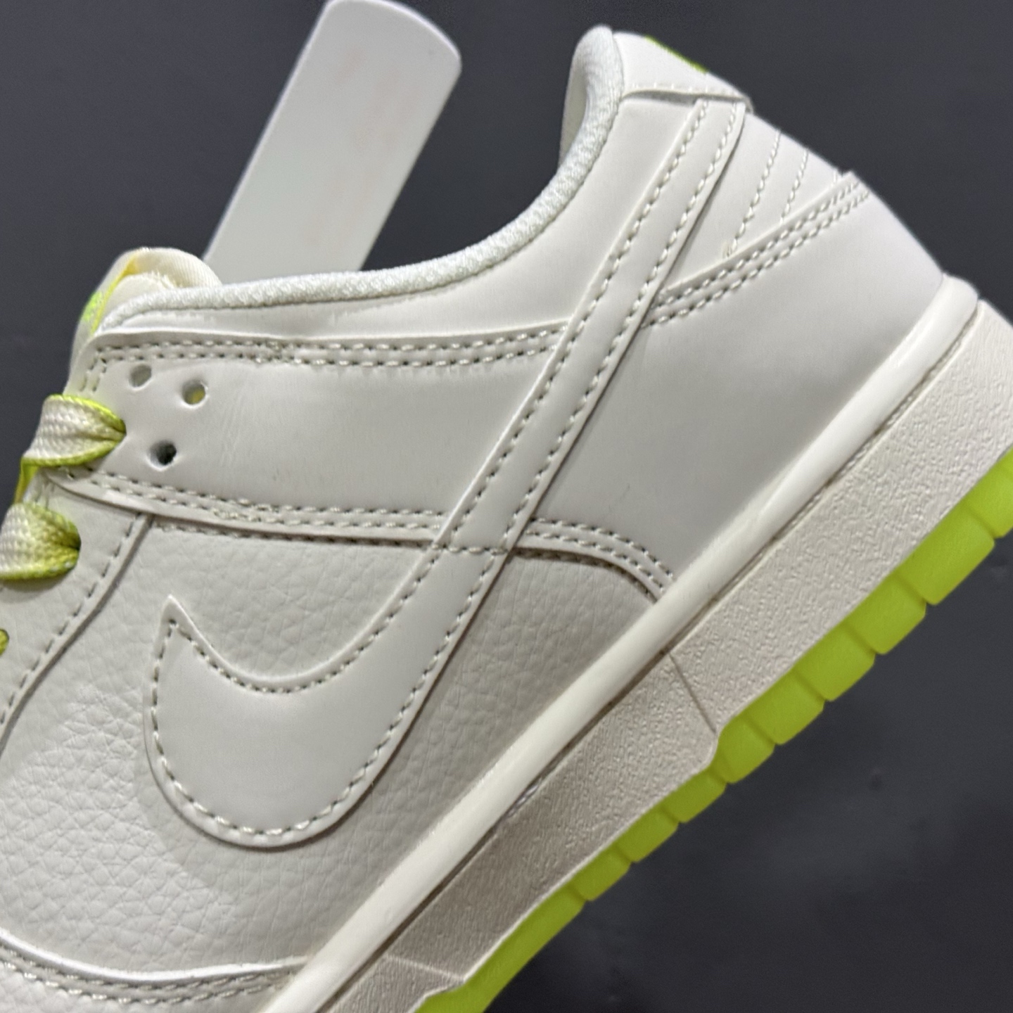 220 Nike SB Dunk Low“ Supreme联名——白棕双拼小勾” 周年高端定制 低帮休闲板鞋 BB8675-113