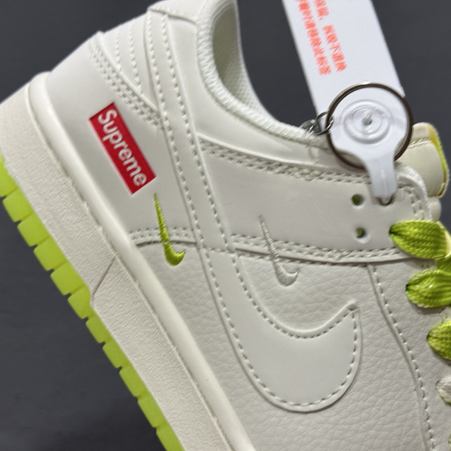 220 Nike SB Dunk Low“ Supreme联名——白棕双拼小勾” 周年高端定制 低帮休闲板鞋 BB8675-113