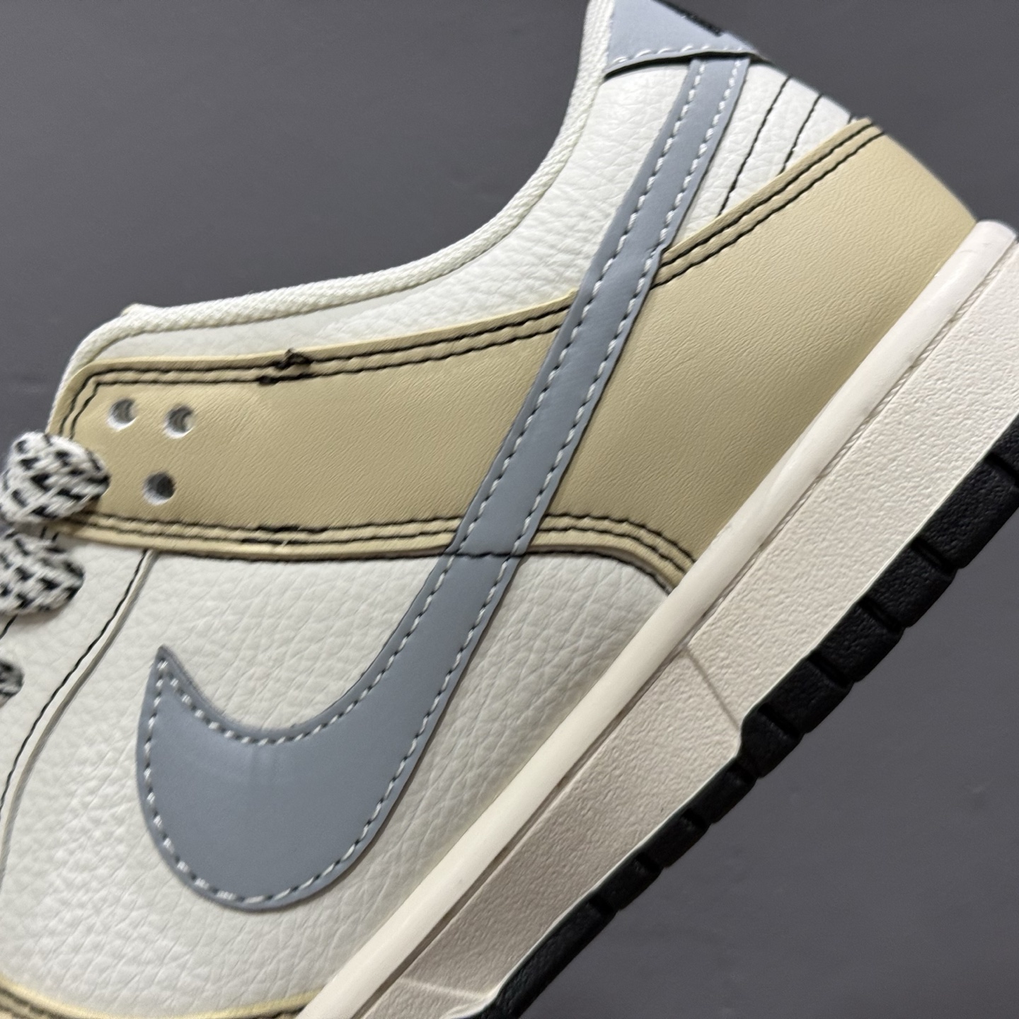 260 独家实拍Travis Scott x Nike Air Jordan 1 Low 蛇年限定 Air Jordan 1 Low 反转小钩倒钩 BZ2501-103