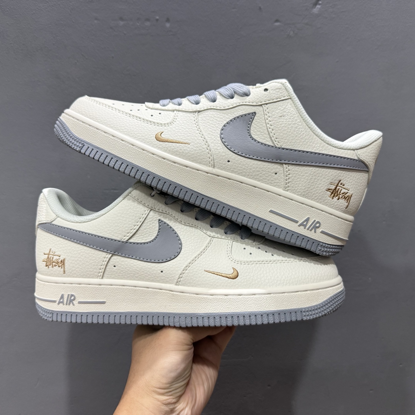 260 独家实拍Nike Air Force 1‘07 Low 斯图西联名 金绣灰勾 空军一号低帮休闲板鞋 XX3168-150