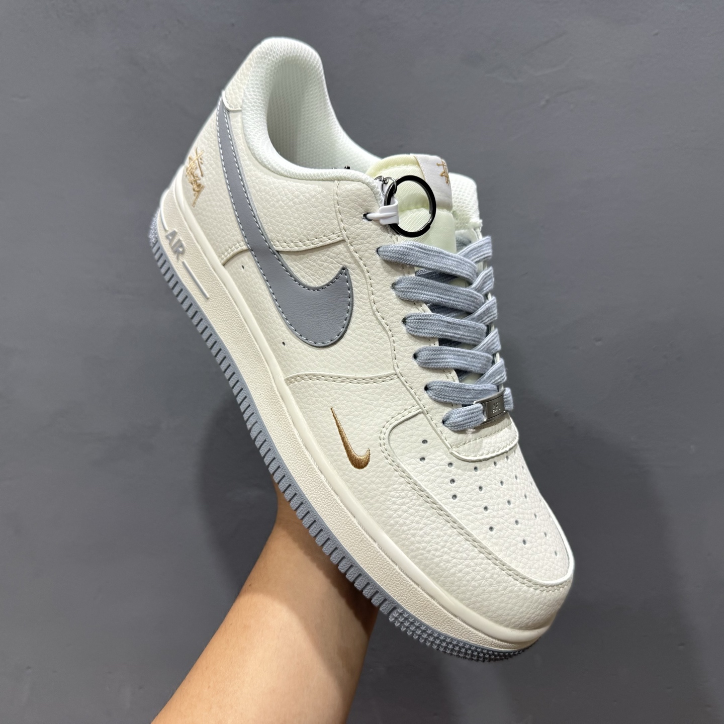 260 独家实拍Nike Air Force 1‘07 Low 斯图西联名 金绣灰勾 空军一号低帮休闲板鞋 XX3168-150