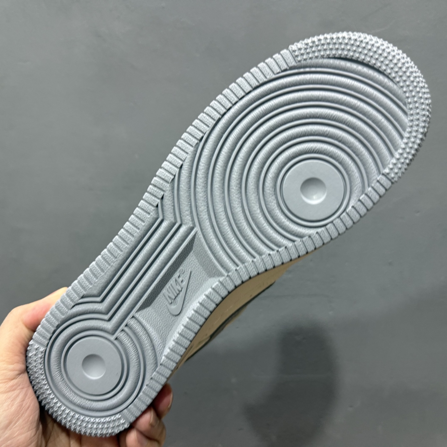 260 独家实拍Nike Air Force 1‘07 Low 斯图西联名 金绣灰勾 空军一号低帮休闲板鞋 XX3168-150