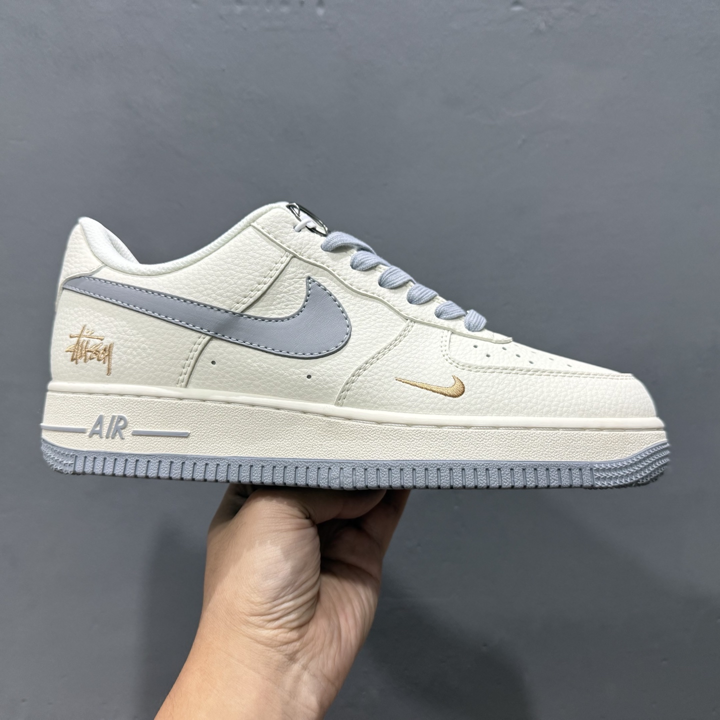 260 独家实拍Nike Air Force 1‘07 Low 斯图西联名 金绣灰勾 空军一号低帮休闲板鞋 XX3168-150