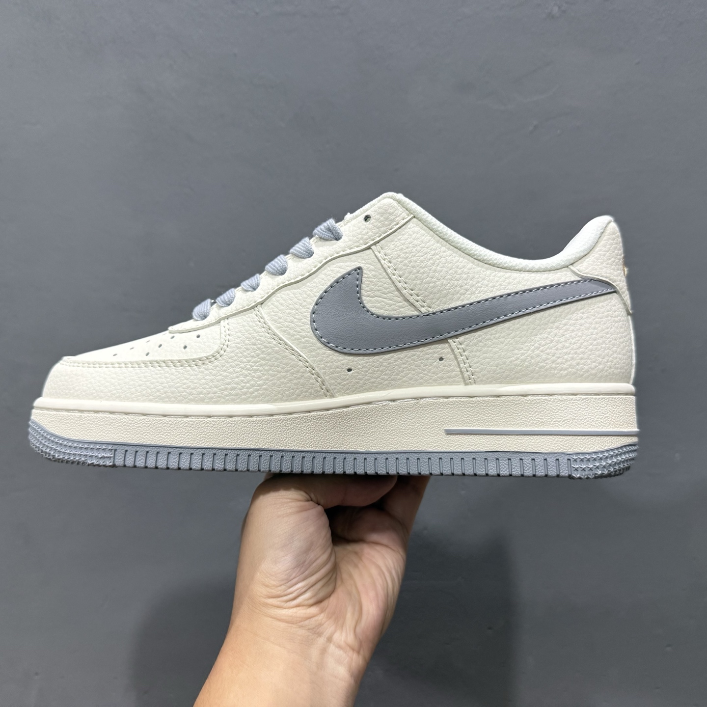 260 独家实拍Nike Air Force 1‘07 Low 斯图西联名 金绣灰勾 空军一号低帮休闲板鞋 XX3168-150