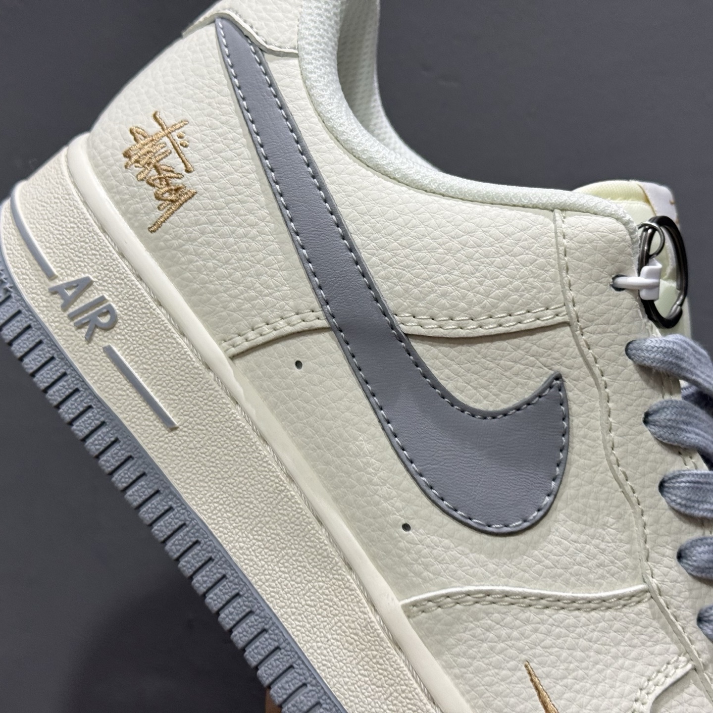260 独家实拍Nike Air Force 1‘07 Low 斯图西联名 金绣灰勾 空军一号低帮休闲板鞋 XX3168-150