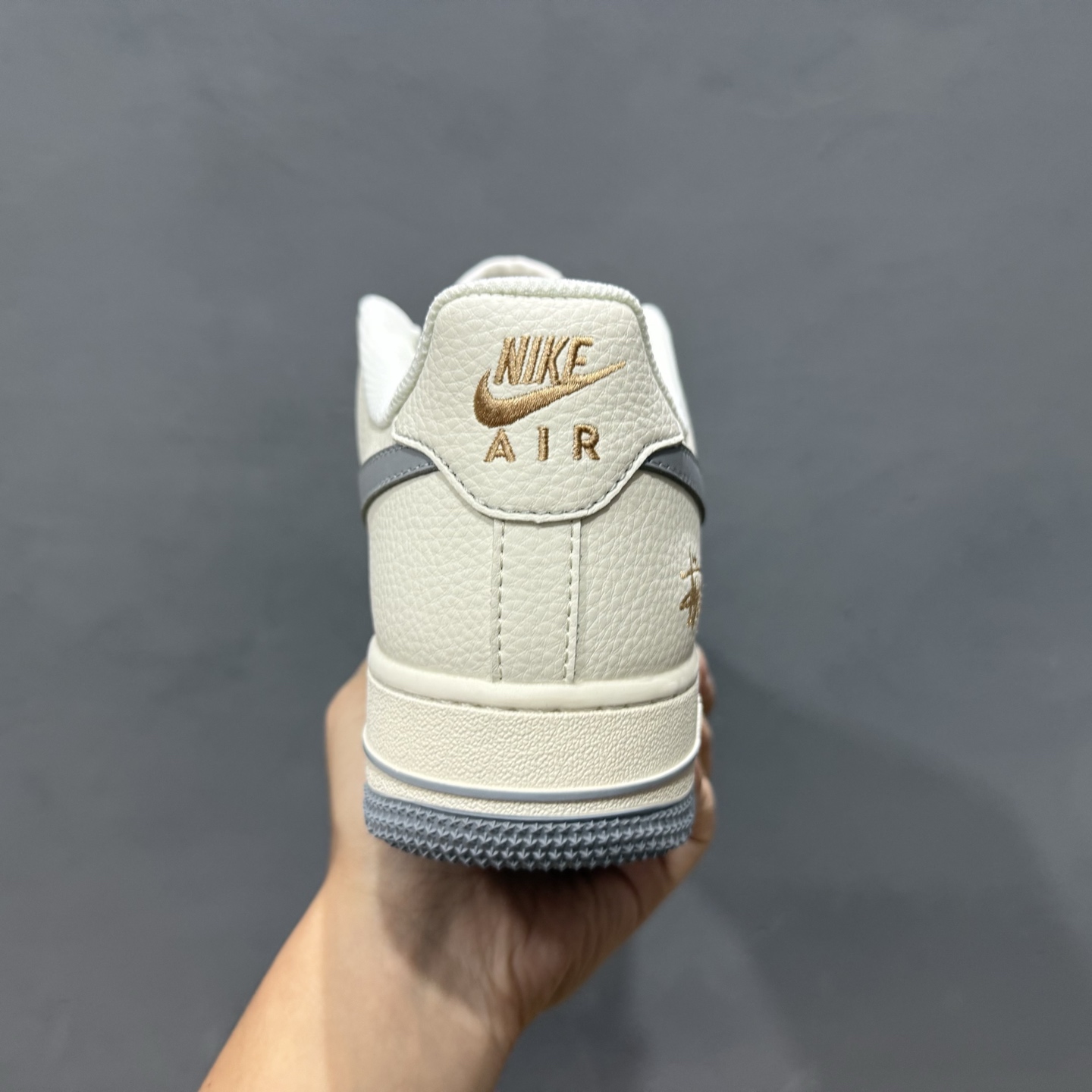 260 独家实拍Nike Air Force 1‘07 Low 斯图西联名 金绣灰勾 空军一号低帮休闲板鞋 XX3168-150