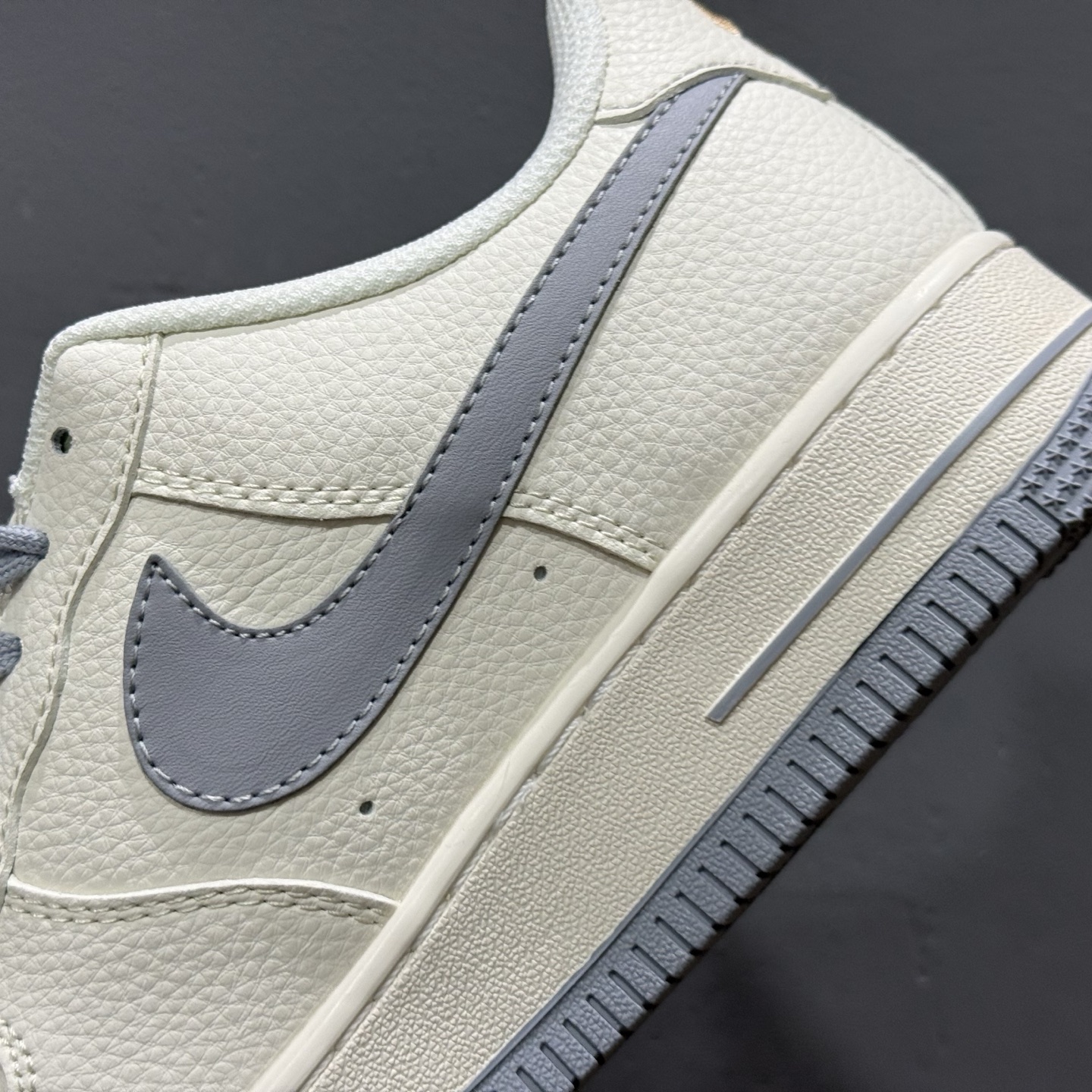 260 独家实拍Nike Air Force 1‘07 Low 斯图西联名 金绣灰勾 空军一号低帮休闲板鞋 XX3168-150