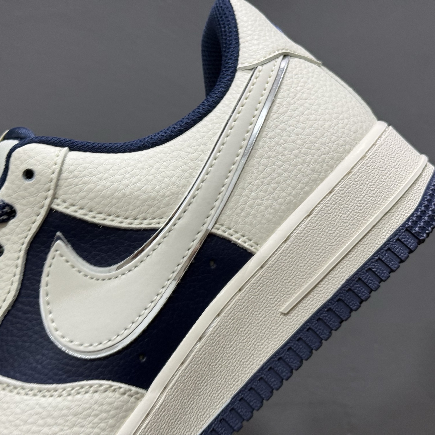 260 独家实拍Nike Air Force 1‘07 Low Supreme联名 米蓝亮边 空军一号低帮休闲板鞋 HH7518-057