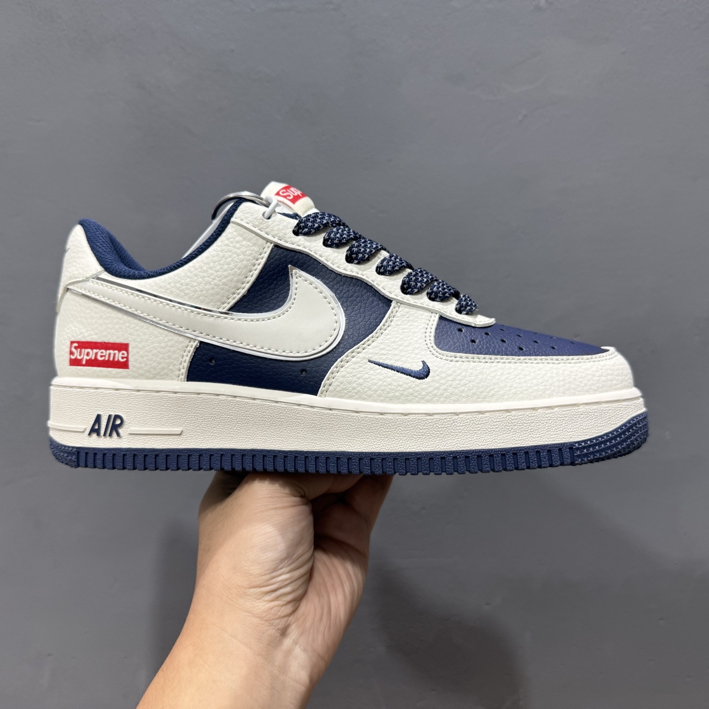 260 独家实拍Nike Air Force 1‘07 Low Supreme联名 米蓝亮边 空军一号低帮休闲板鞋 HH7518-057