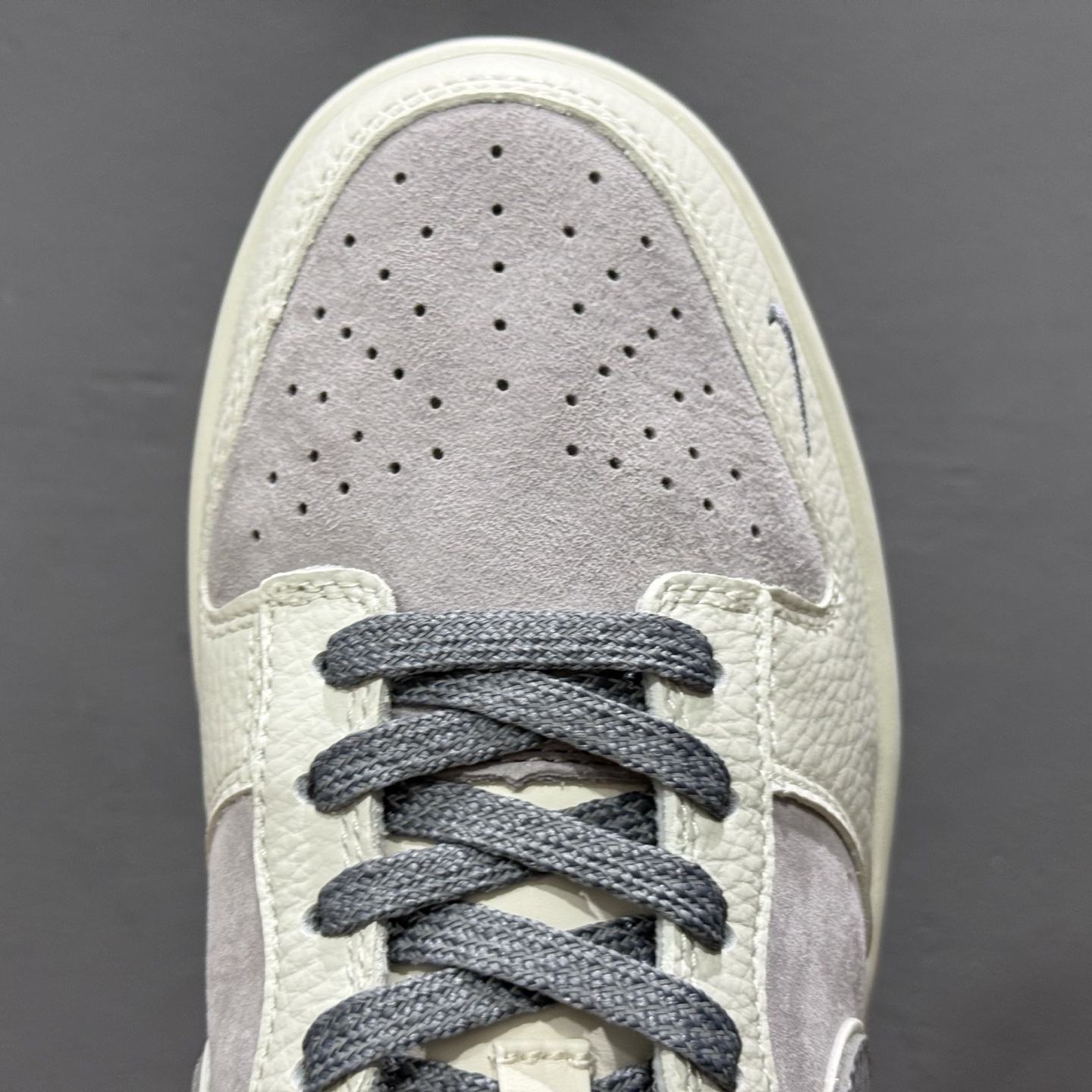 280 独家实拍Nike SB Dunk Low Supreme联名三勾 奶白灰底配色 低帮休闲运动滑板板鞋 SC9207-408