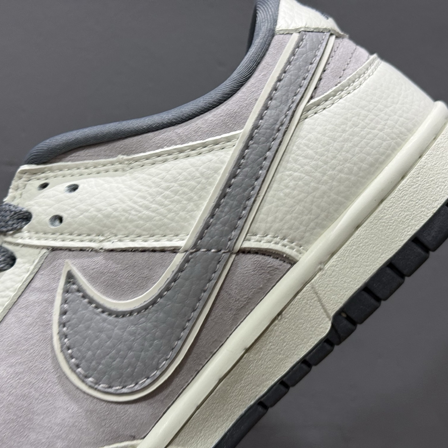 280 独家实拍Nike SB Dunk Low Supreme联名三勾 奶白灰底配色 低帮休闲运动滑板板鞋 SC9207-408