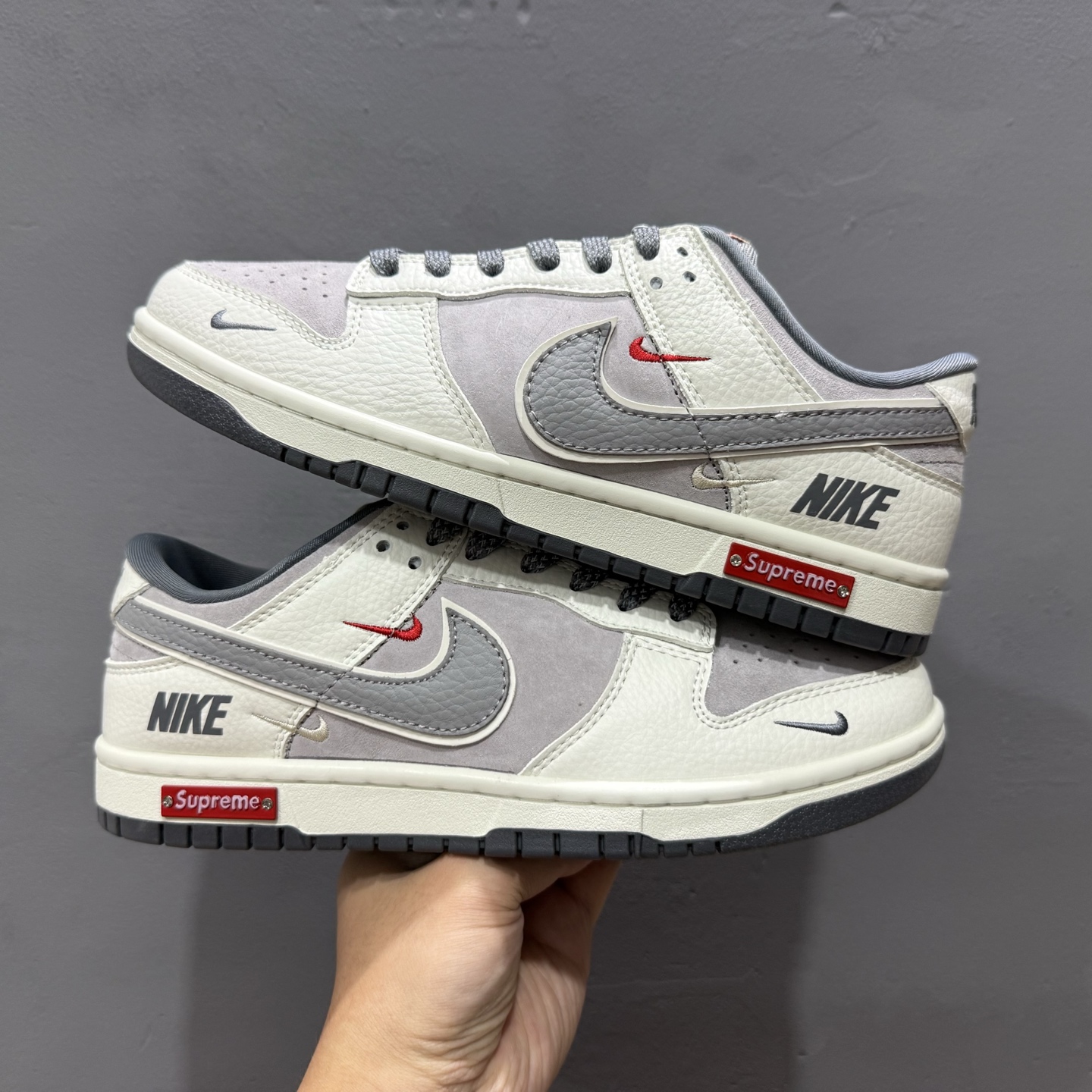 280 独家实拍Nike SB Dunk Low Supreme联名三勾 奶白灰底配色 低帮休闲运动滑板板鞋 SC9207-408