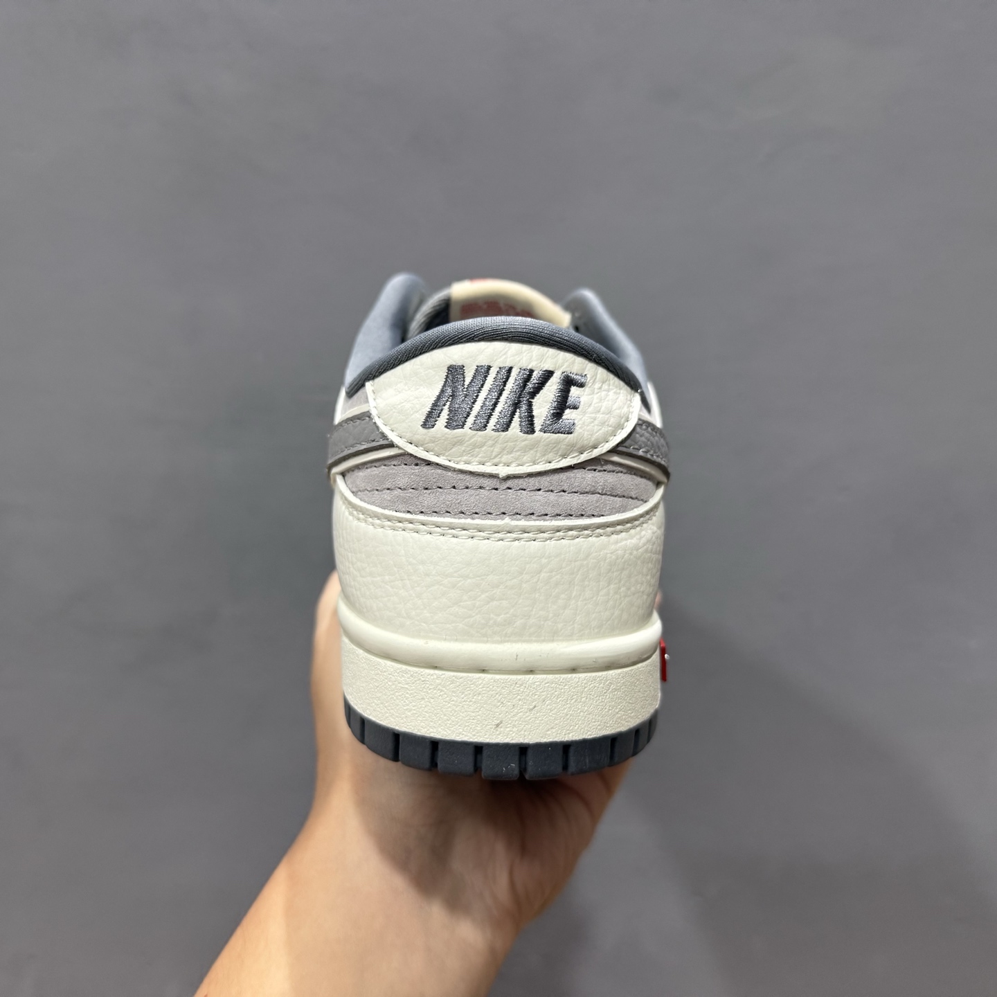 280 独家实拍Nike SB Dunk Low Supreme联名三勾 奶白灰底配色 低帮休闲运动滑板板鞋 SC9207-408