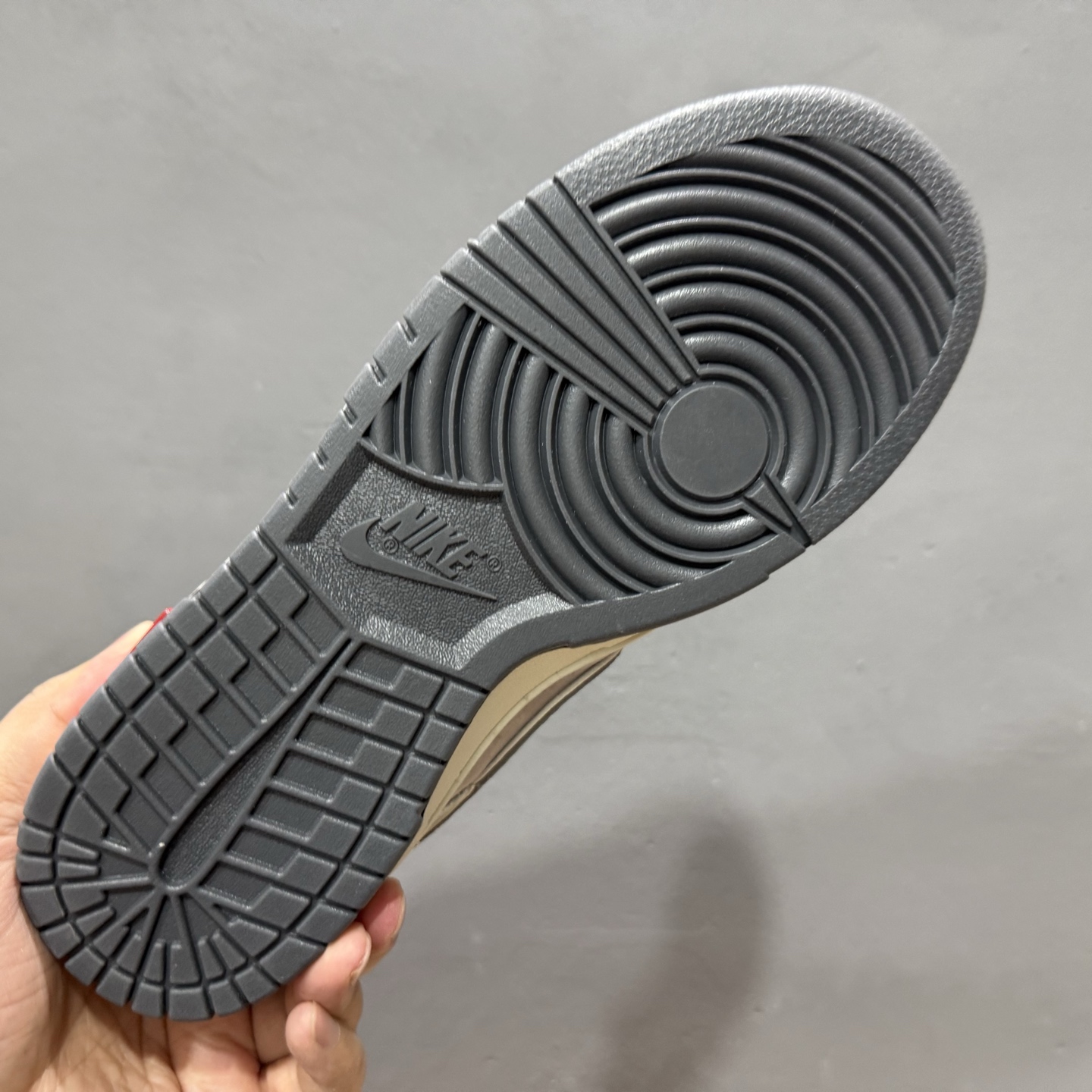 280 独家实拍Nike SB Dunk Low Supreme联名三勾 奶白灰底配色 低帮休闲运动滑板板鞋 SC9207-408
