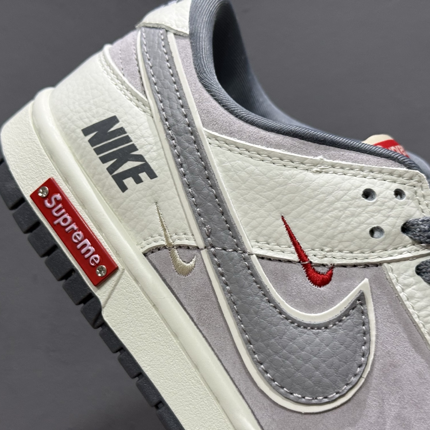 280 独家实拍Nike SB Dunk Low Supreme联名三勾 奶白灰底配色 低帮休闲运动滑板板鞋 SC9207-408