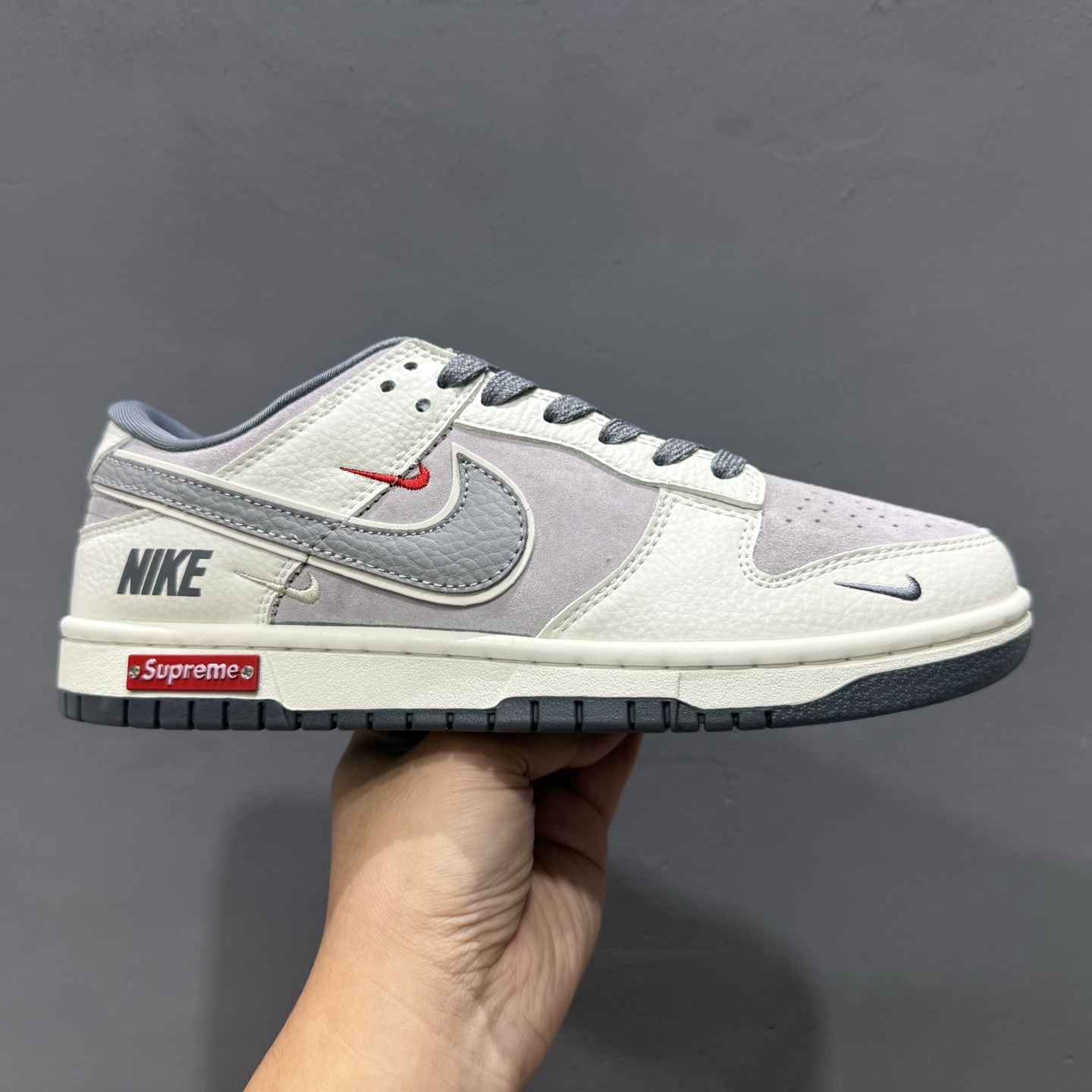 280 独家实拍Nike SB Dunk Low Supreme联名三勾 奶白灰底配色 低帮休闲运动滑板板鞋 SC9207-408