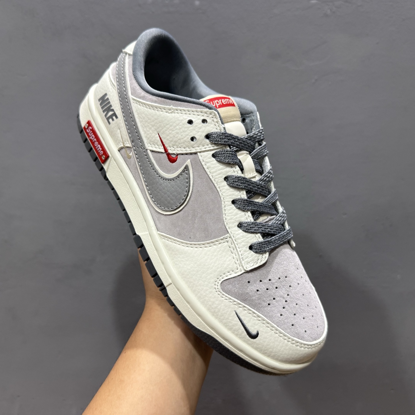 280 独家实拍Nike SB Dunk Low Supreme联名三勾 奶白灰底配色 低帮休闲运动滑板板鞋 SC9207-408