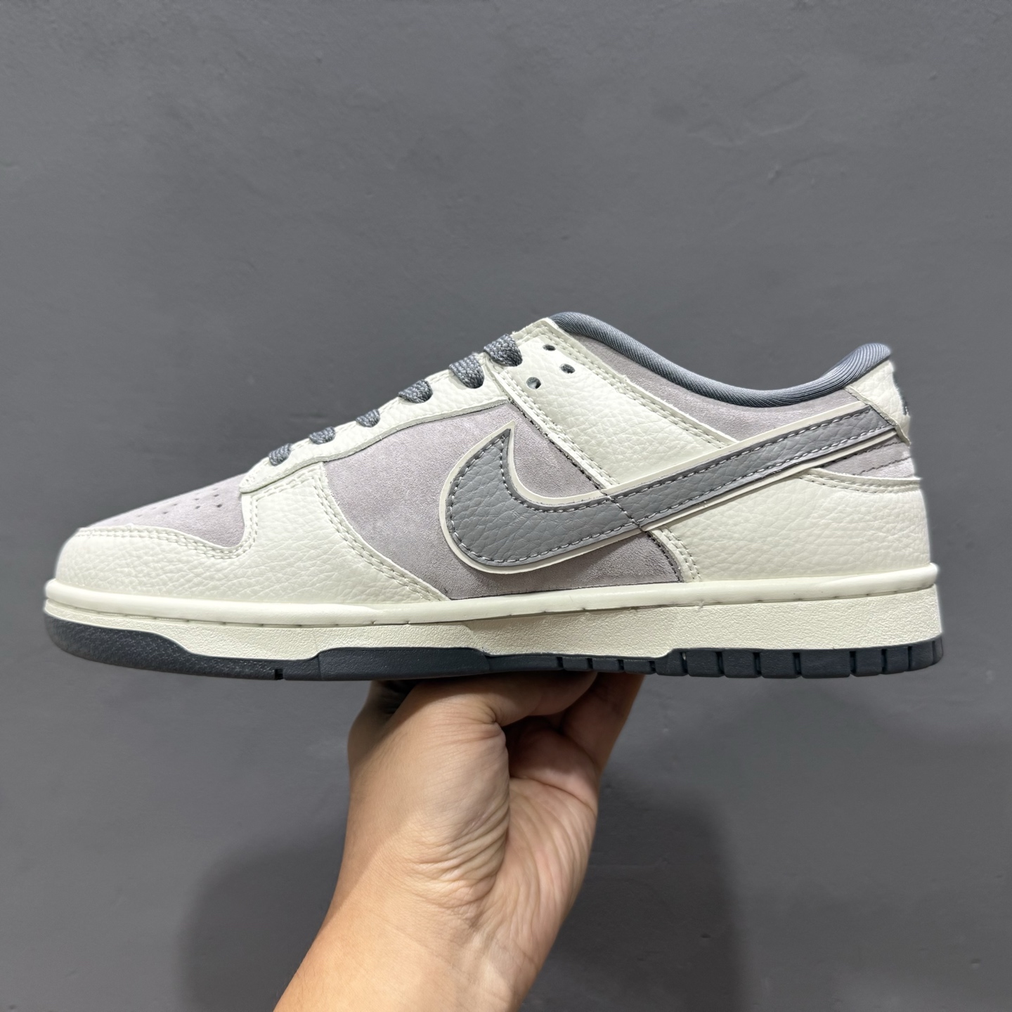 280 独家实拍Nike SB Dunk Low Supreme联名三勾 奶白灰底配色 低帮休闲运动滑板板鞋 SC9207-408