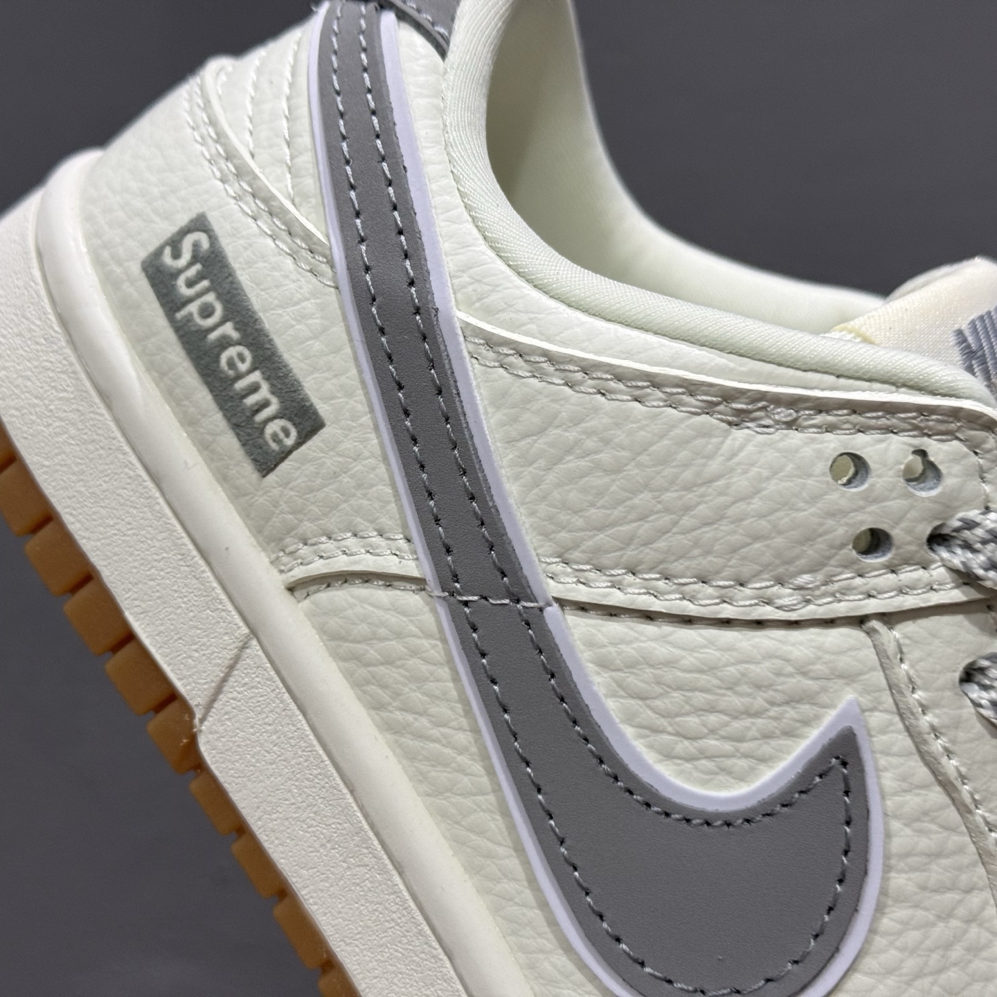 220 Supreme x Nk SB Dunk Low 联名款米灰小勾 周年高端定制 低帮休闲板鞋 XH0923-338