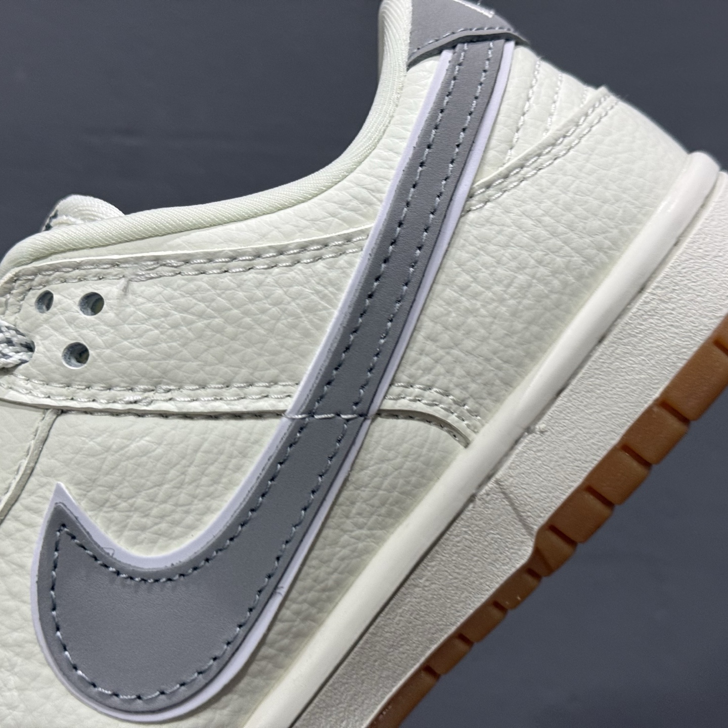 220 Supreme x Nk SB Dunk Low 联名款米灰小勾 周年高端定制 低帮休闲板鞋 XH0923-338
