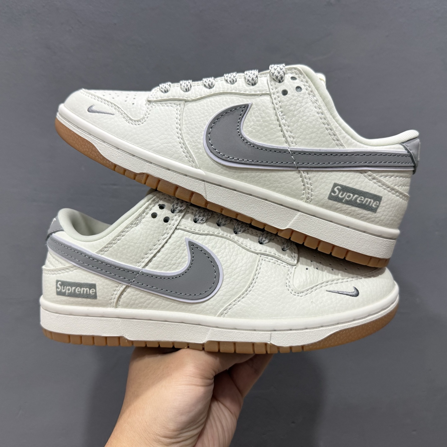 220 Supreme x Nk SB Dunk Low 联名款米灰小勾 周年高端定制 低帮休闲板鞋 XH0923-338