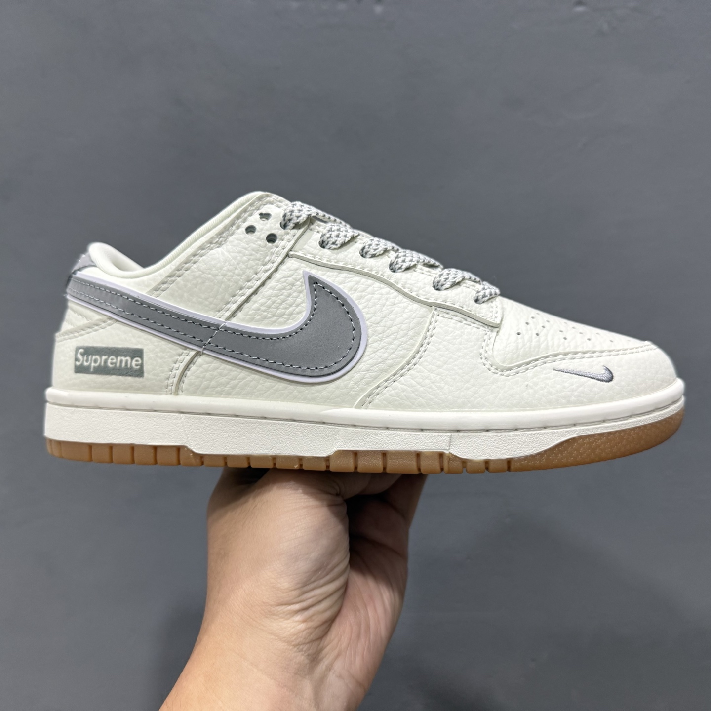 220 Supreme x Nk SB Dunk Low 联名款米灰小勾 周年高端定制 低帮休闲板鞋 XH0923-338