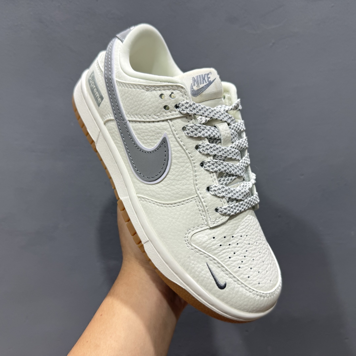 220 Supreme x Nk SB Dunk Low 联名款米灰小勾 周年高端定制 低帮休闲板鞋 XH0923-338