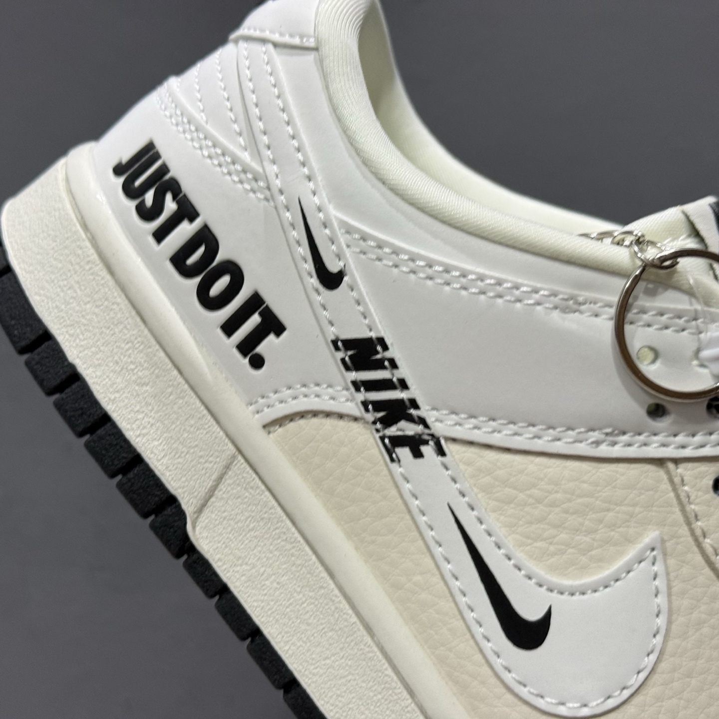 280 Nike Dunk Low 米黄白黑勾 此款主张打破传统的工业化流水线设计限制 KK1333-043