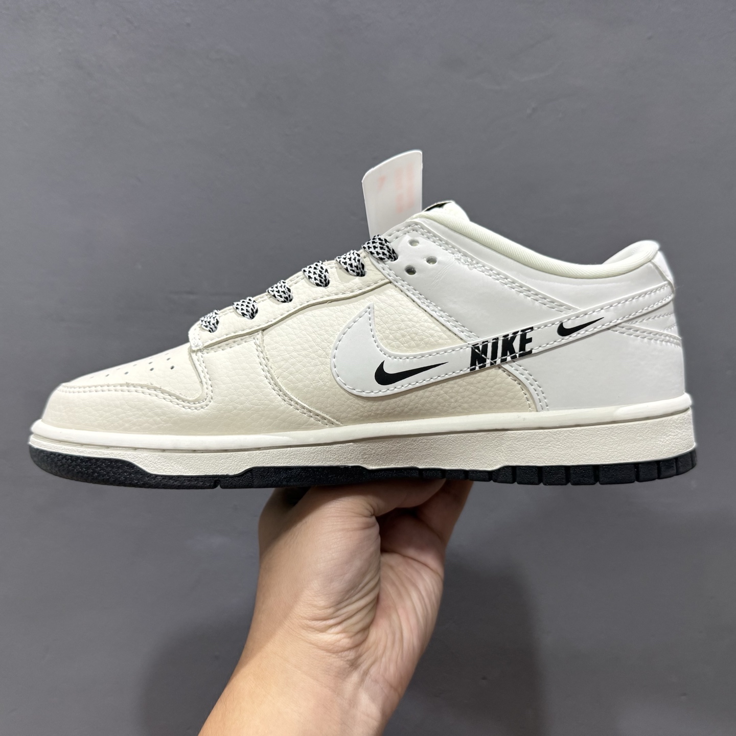 280 Nike Dunk Low 米黄白黑勾 此款主张打破传统的工业化流水线设计限制 KK1333-043