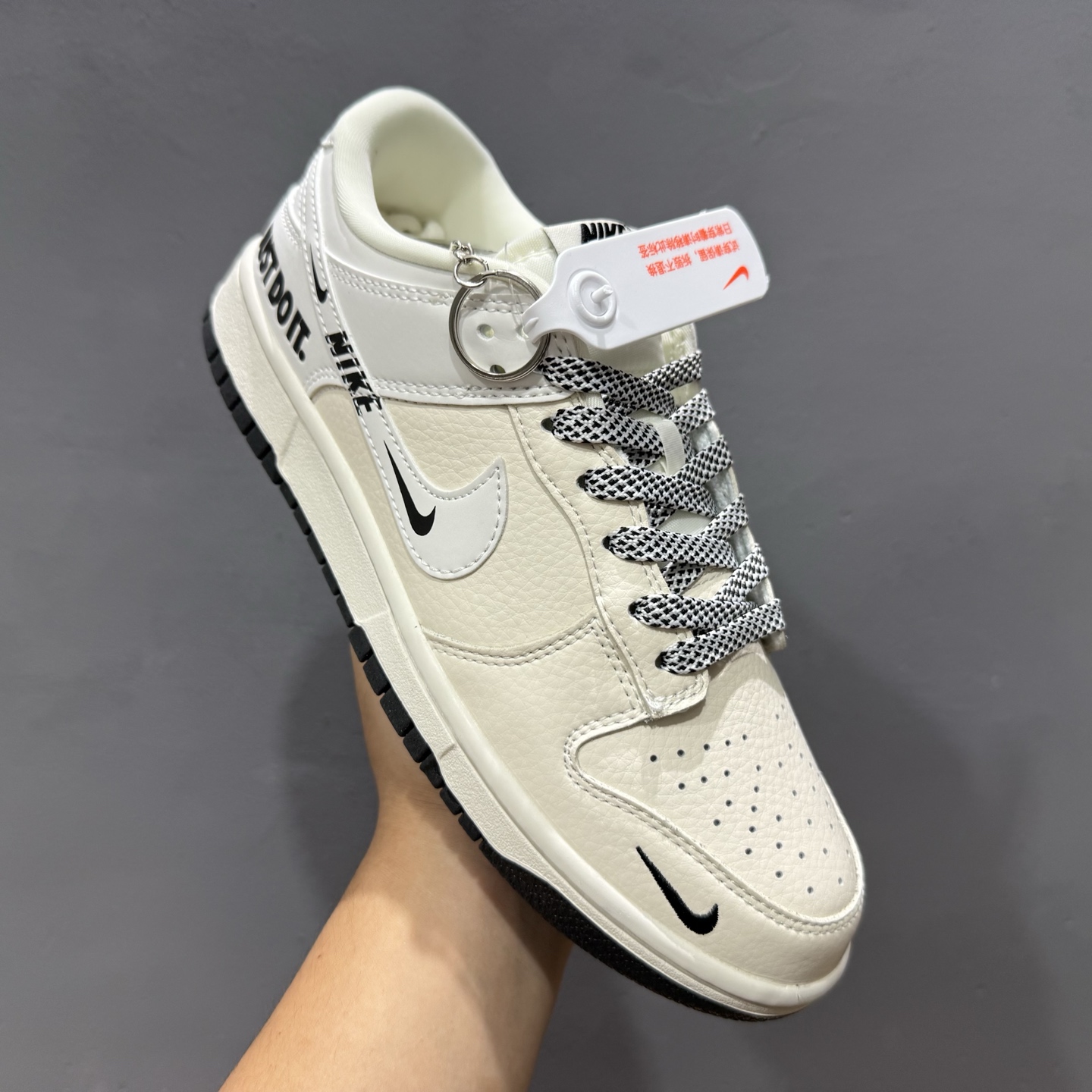 280 Nike Dunk Low 米黄白黑勾 此款主张打破传统的工业化流水线设计限制 KK1333-043