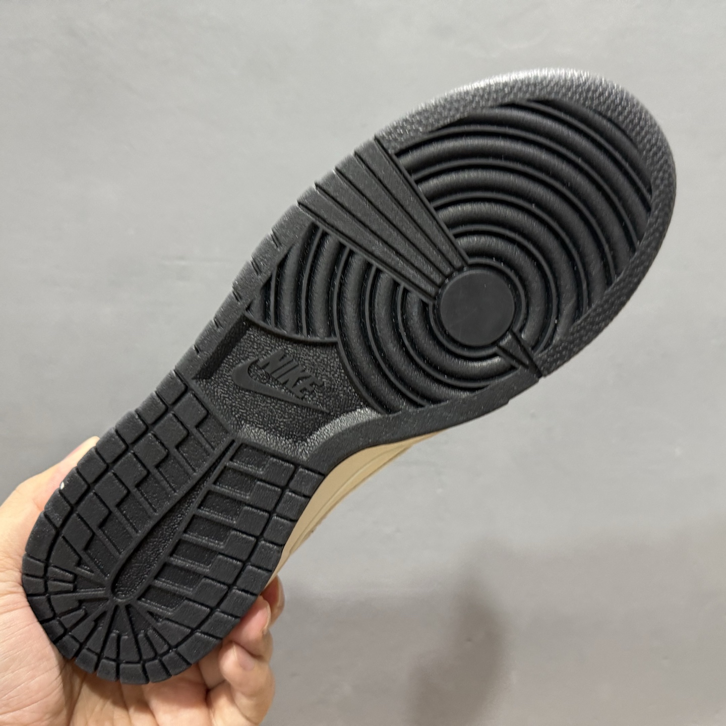 280 Nike Dunk Low 米黄白黑勾 此款主张打破传统的工业化流水线设计限制 KK1333-043