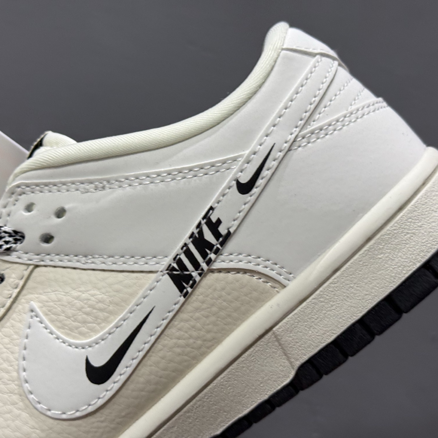 280 Nike Dunk Low 米黄白黑勾 此款主张打破传统的工业化流水线设计限制 KK1333-043