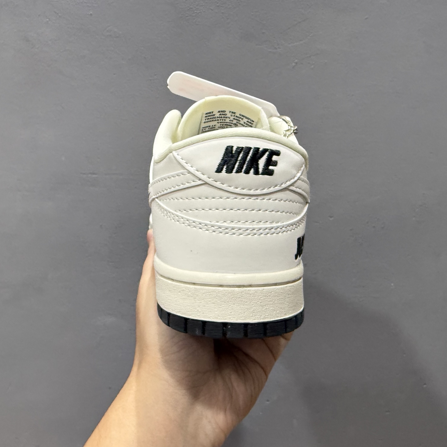 280 Nike Dunk Low 米黄白黑勾 此款主张打破传统的工业化流水线设计限制 KK1333-043