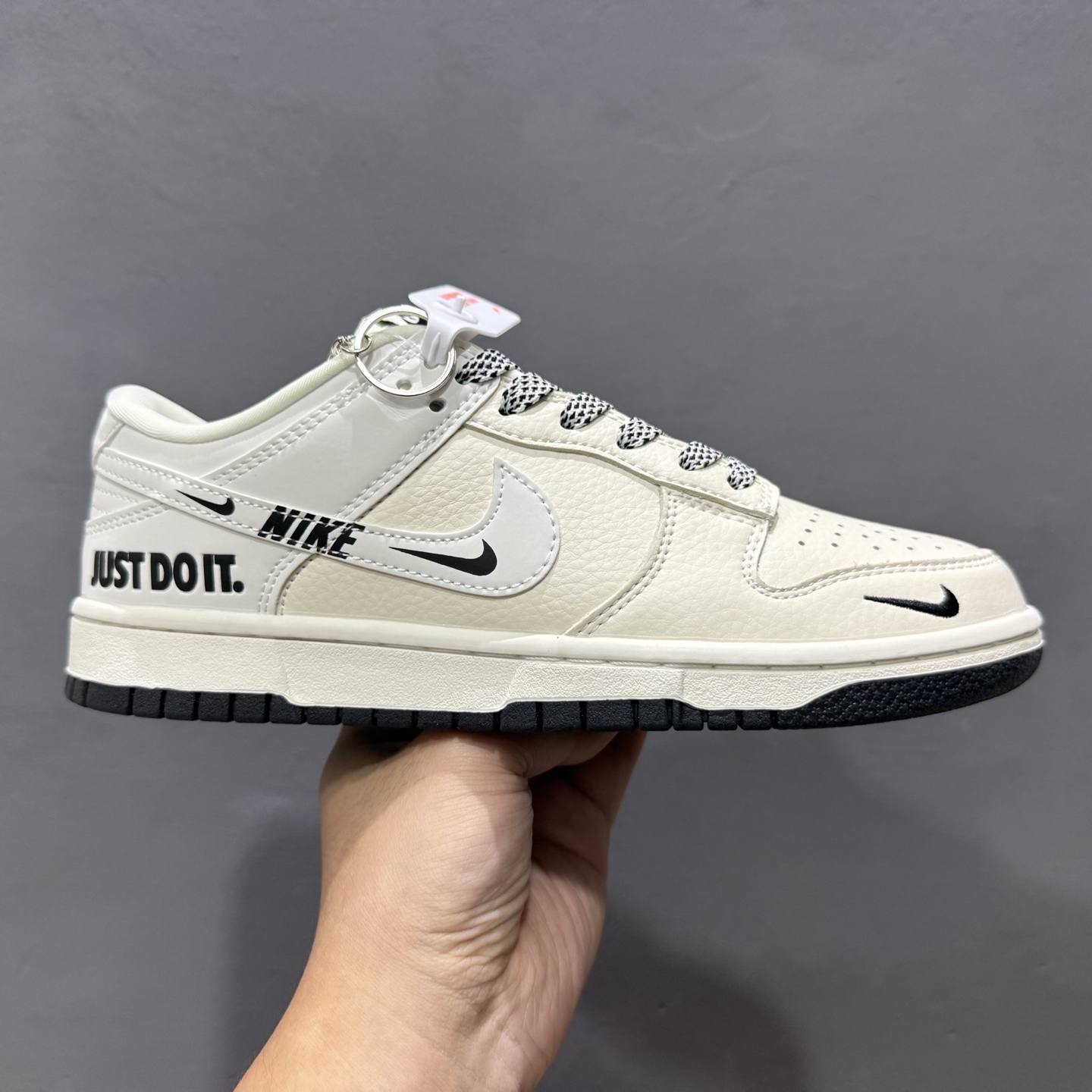 280 Nike Dunk Low 米黄白黑勾 此款主张打破传统的工业化流水线设计限制 KK1333-043