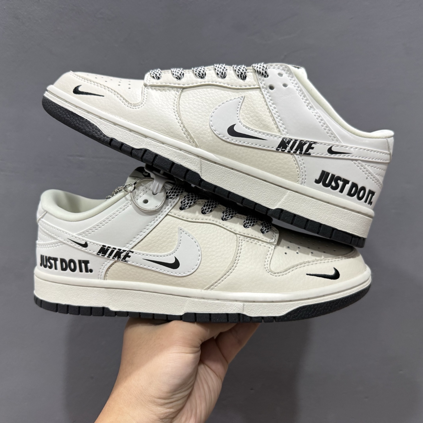 280 Nike Dunk Low 米黄白黑勾 此款主张打破传统的工业化流水线设计限制 KK1333-043