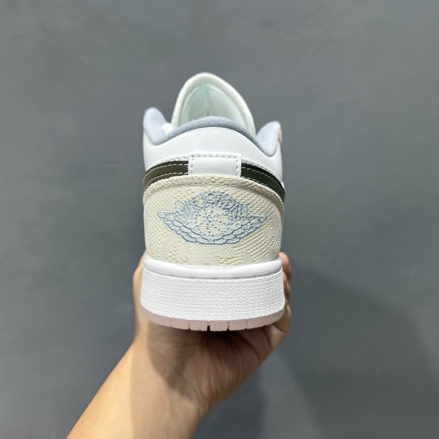 200 Jordan Air Jordan 1 时尚舒适 防滑耐磨 低帮 复古篮球鞋 女款 白粉色 IB8859-101