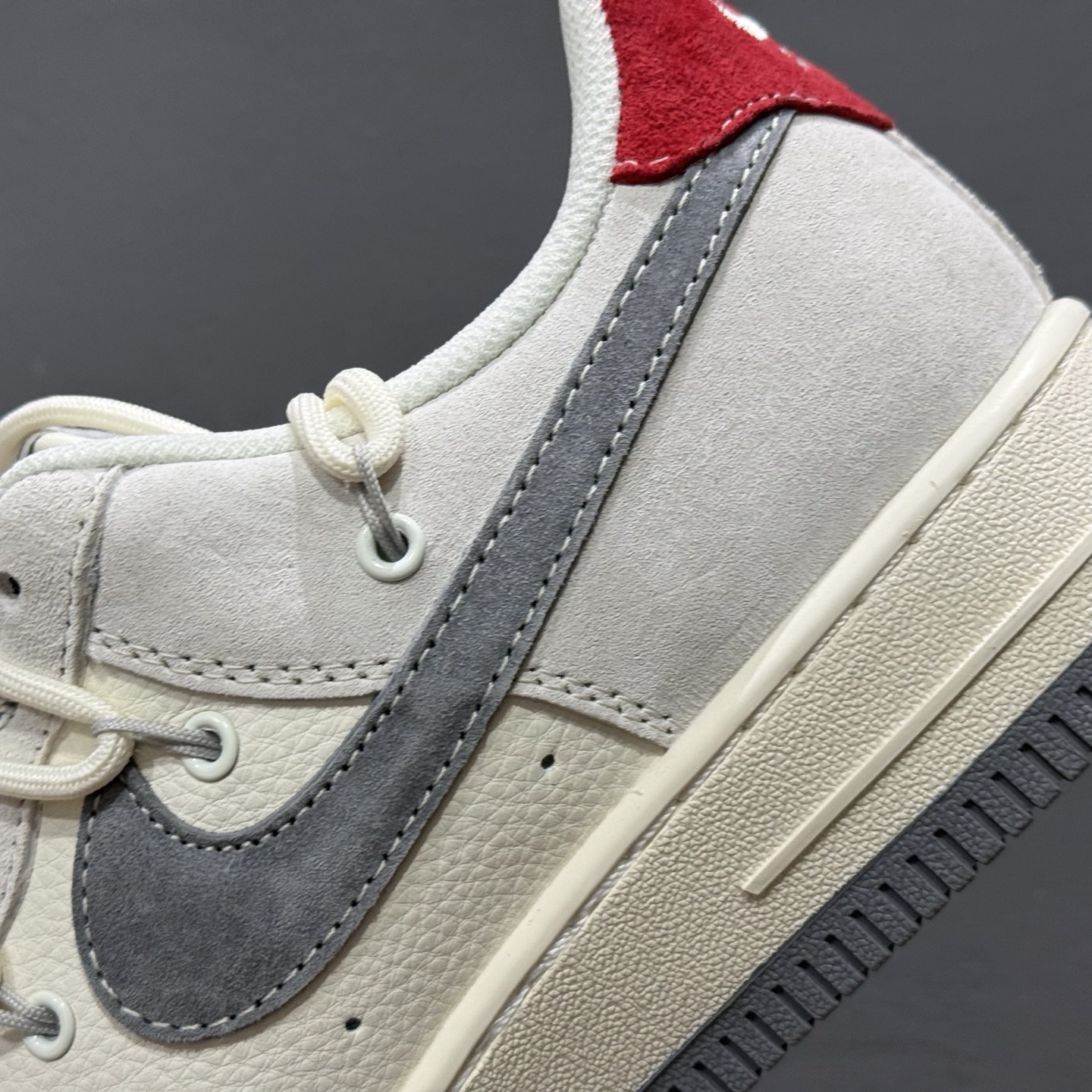 ￥260 Nike Air Force 1'07 Low LV联名 双拼红尾抽绳 空军一号低帮休闲板鞋 DM6868-084