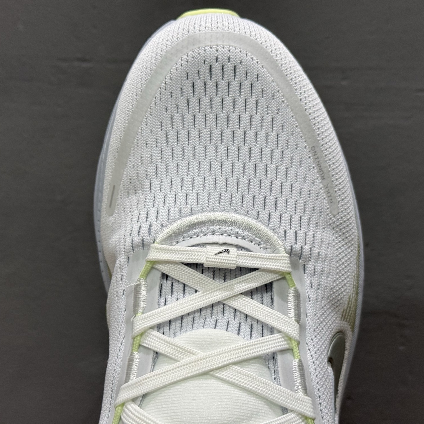 ￥190 Nike Air Zoom Vomero 18 登月18 2025新款缓震休闲跑鞋 HM6804-108