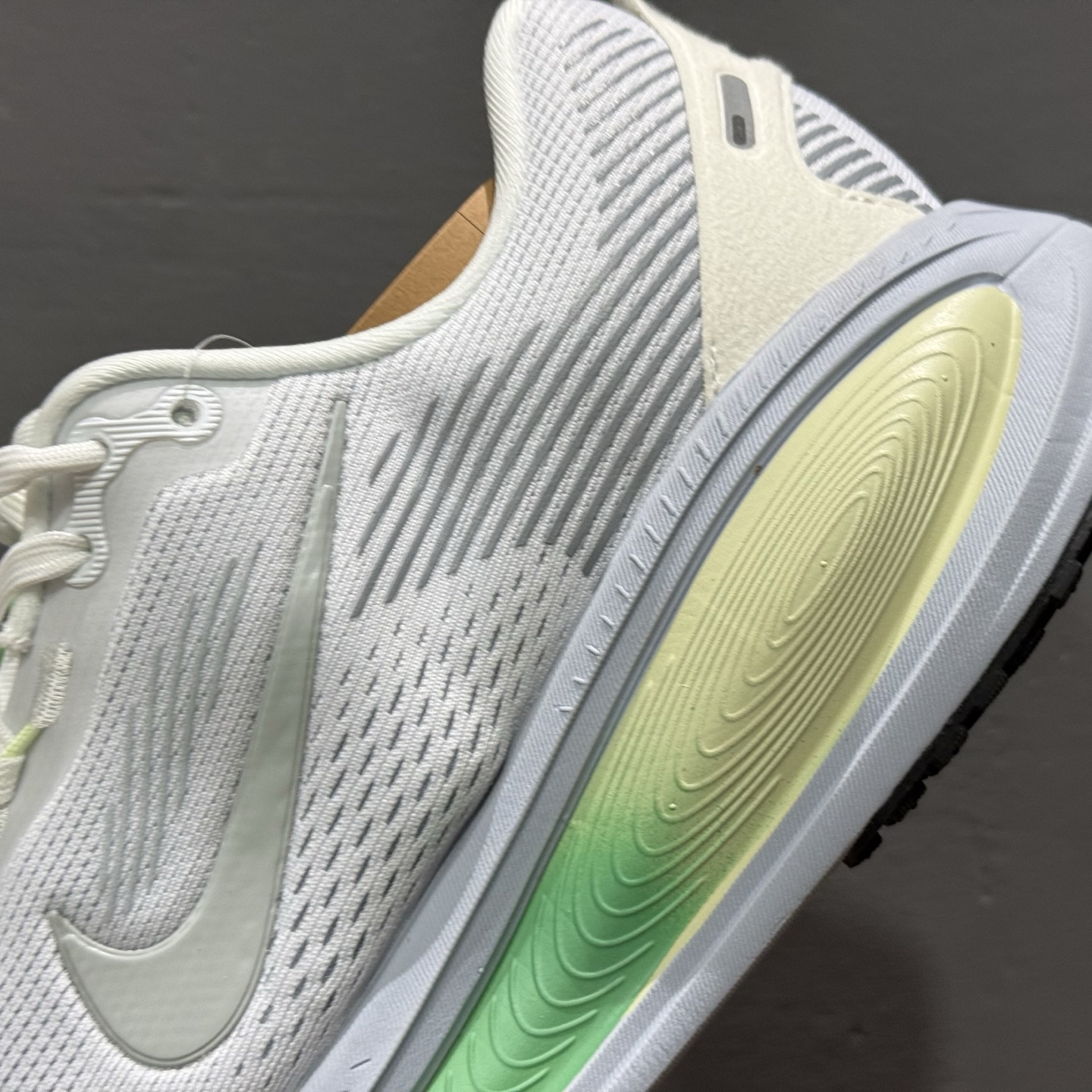 ￥190 Nike Air Zoom Vomero 18 登月18 2025新款缓震休闲跑鞋 HM6804-108