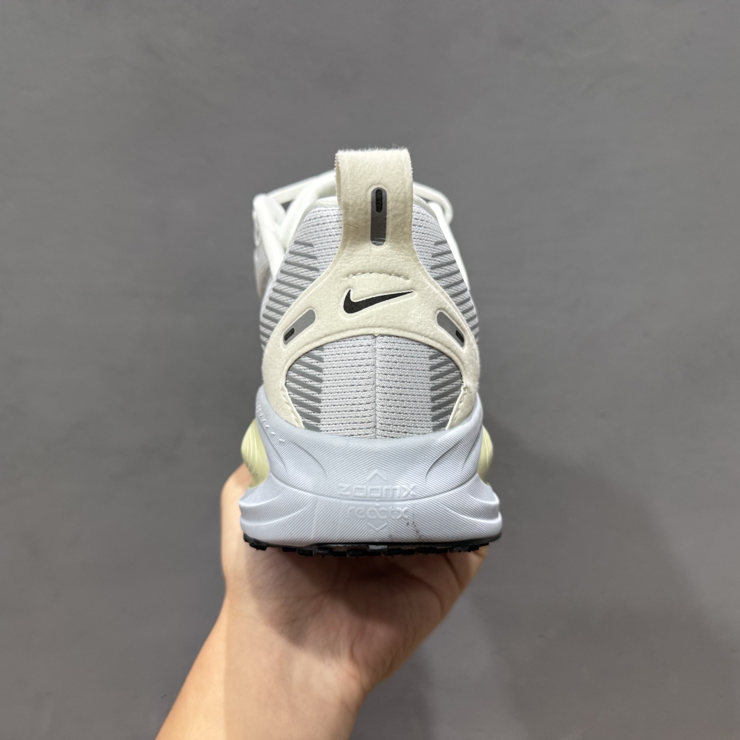 ￥190 Nike Air Zoom Vomero 18 登月18 2025新款缓震休闲跑鞋 HM6804-108