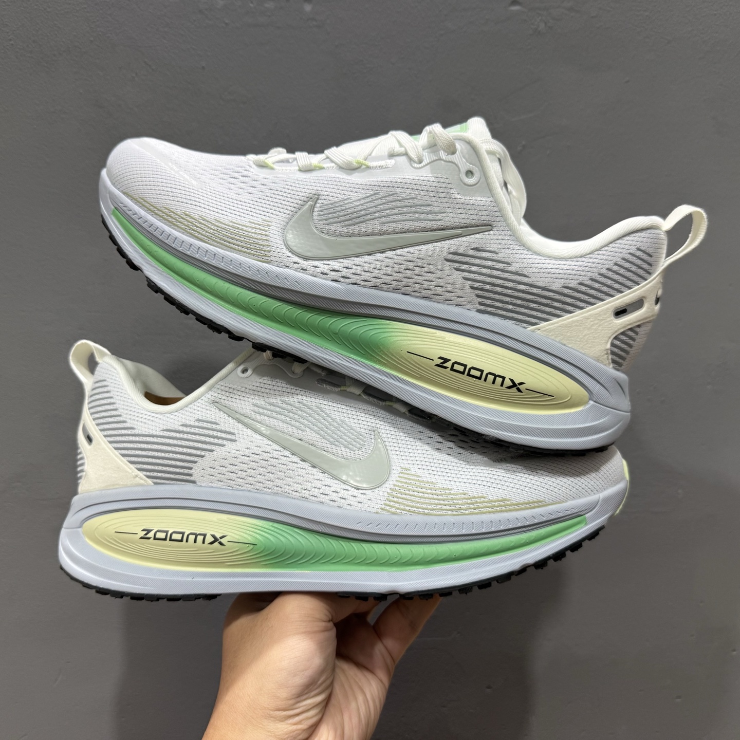 ￥190 Nike Air Zoom Vomero 18 登月18 2025新款缓震休闲跑鞋 HM6804-108