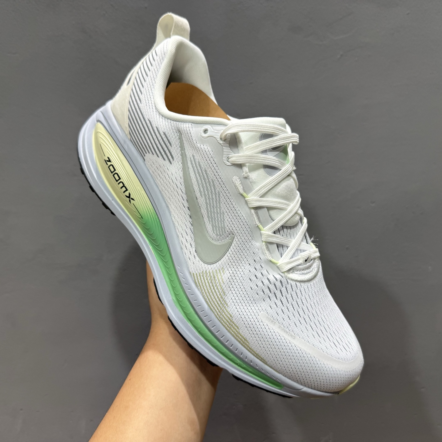 ￥190 Nike Air Zoom Vomero 18 登月18 2025新款缓震休闲跑鞋 HM6804-108